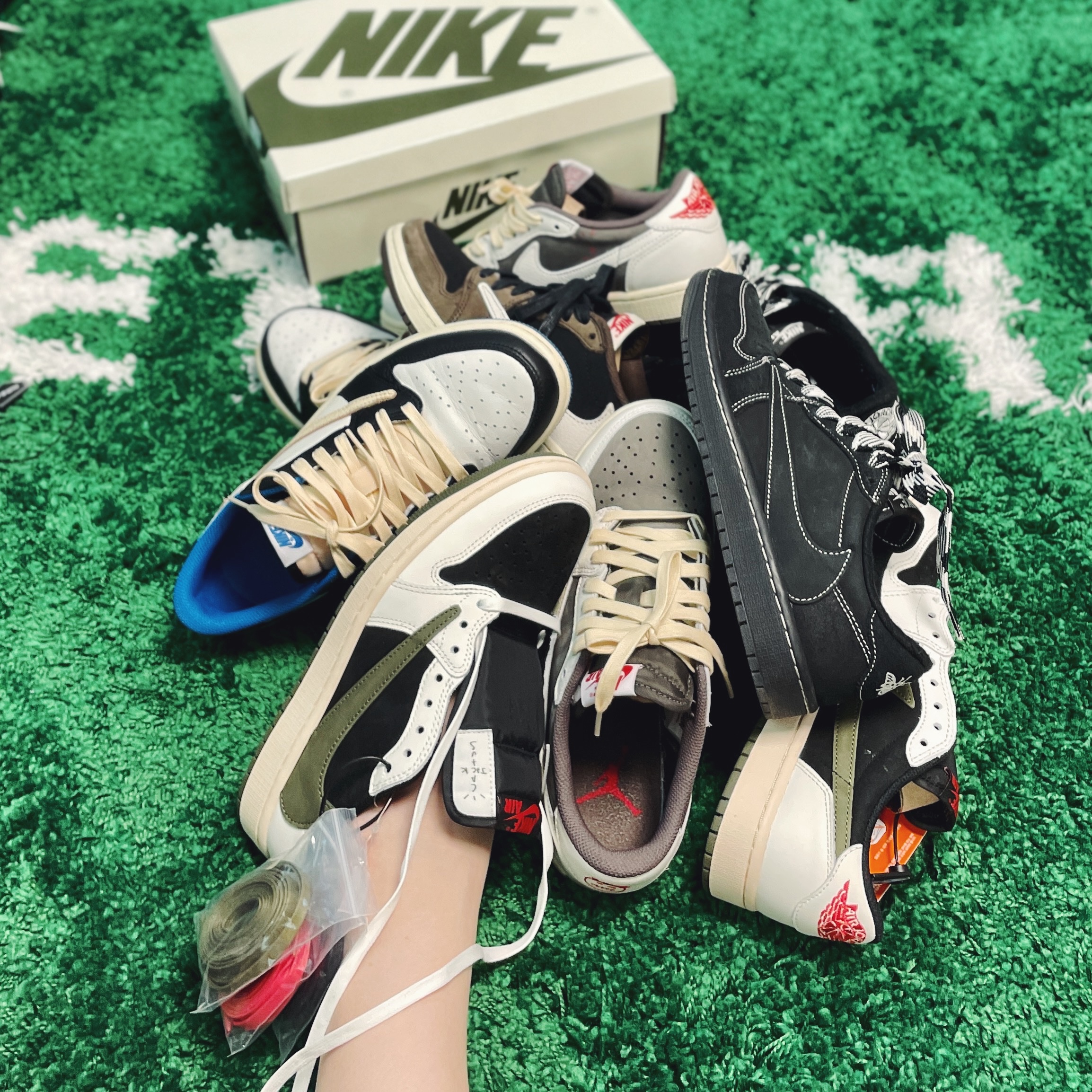 (W) Jordan 1 x Travis Scott Retro Low OG SP Medium Olive, Jordan 1 x Travis Scott Retro Low OG SP Sail and Ridgerock 착용 스타일