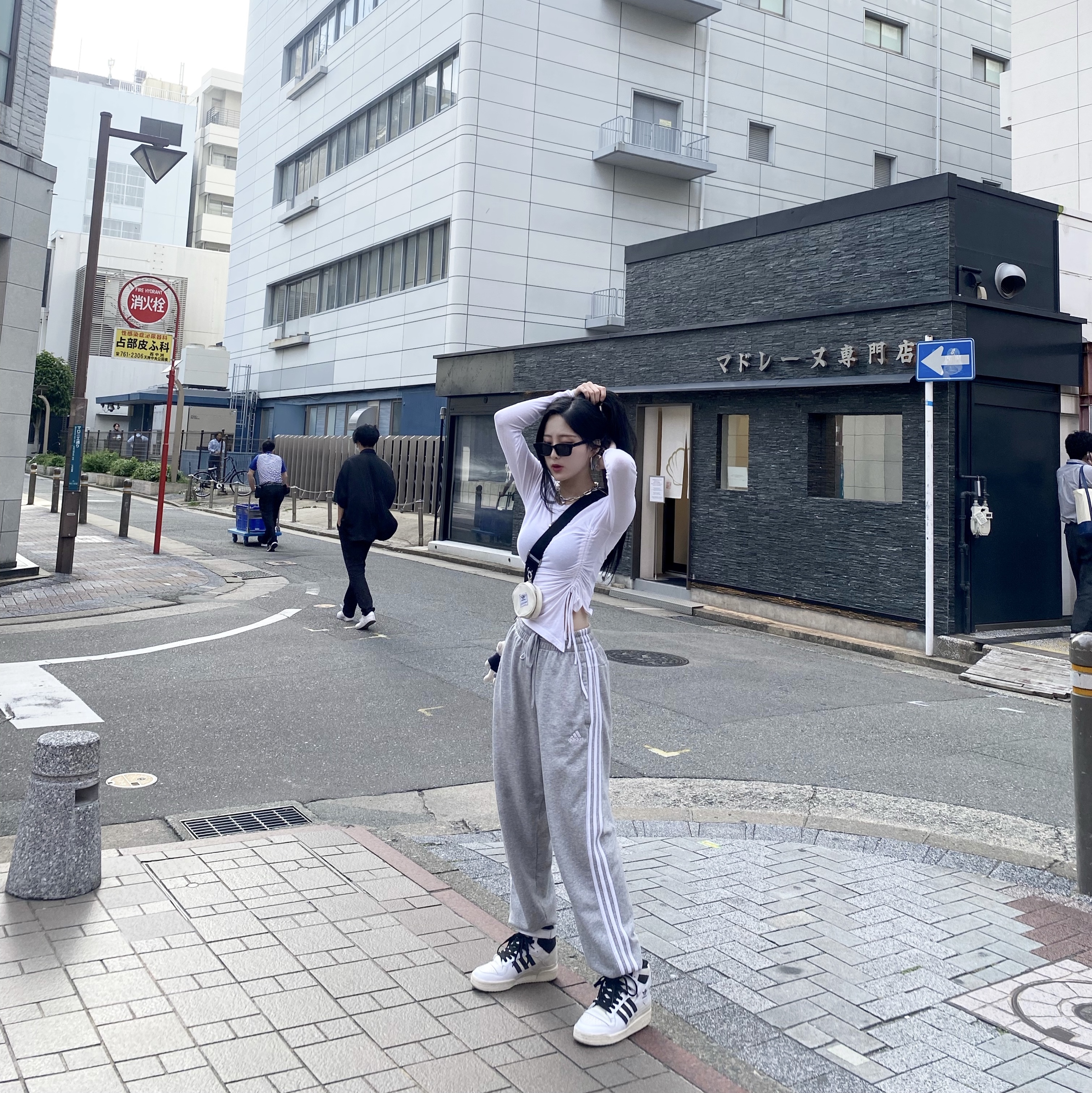 아디다스 포럼 84 하이 클라우드 화이트 착용 스타일 - 1