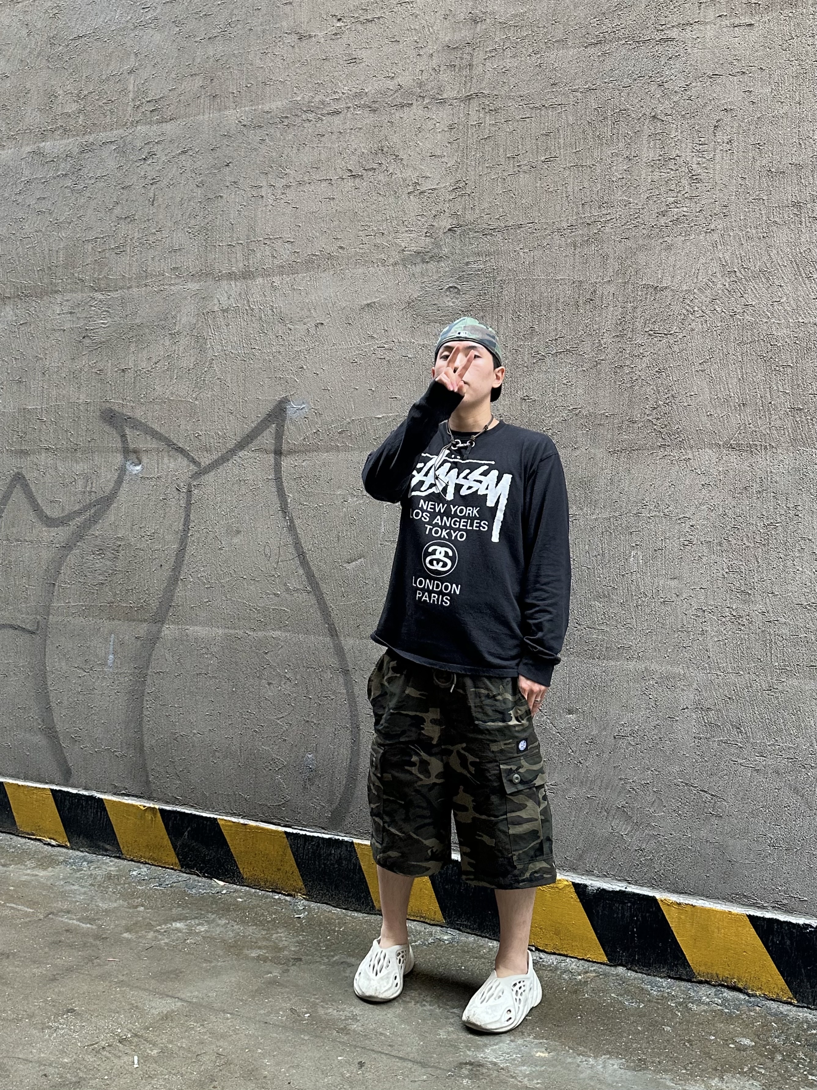 Stussy World Tour LS T-Shirt Black, Adidas Yeezy Foam RNNR Sand 착용 스타일 - 2