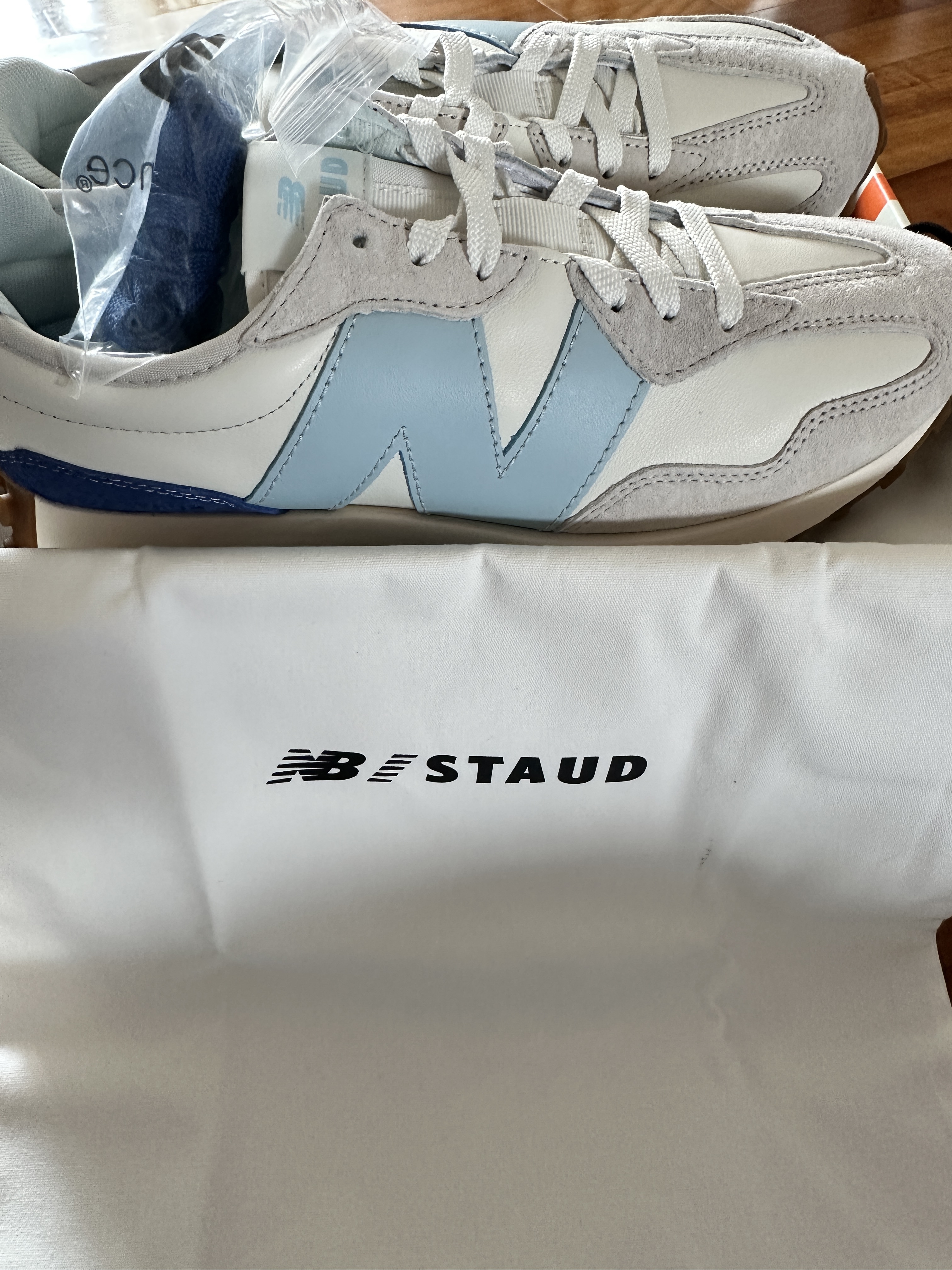 New Balance x Staud 327 Sea Salt Atlantic 착용 스타일 - 4