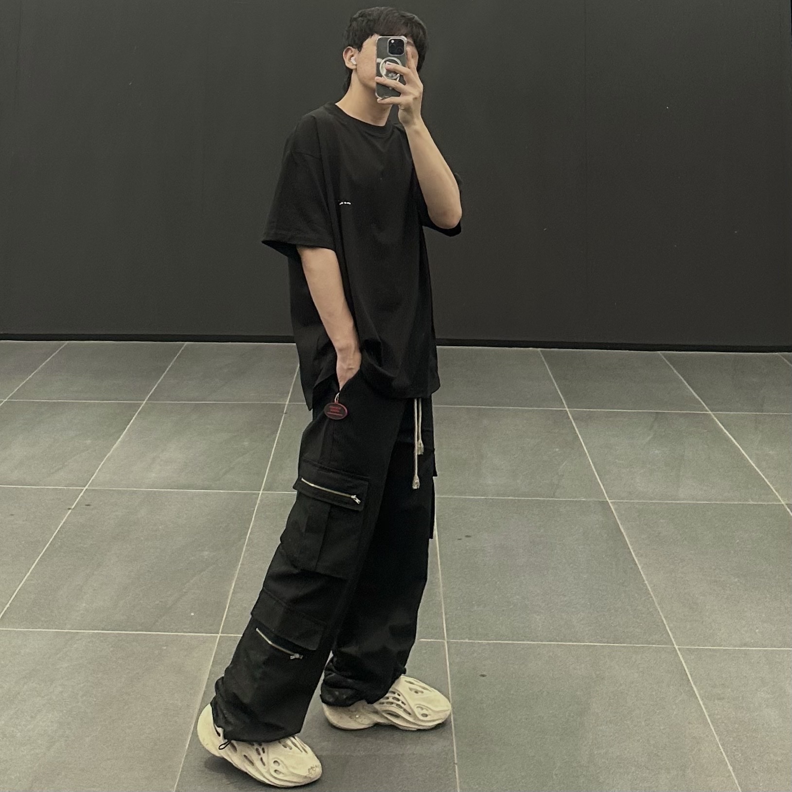 Adidas Yeezy Foam RNNR Sand 착용 스타일