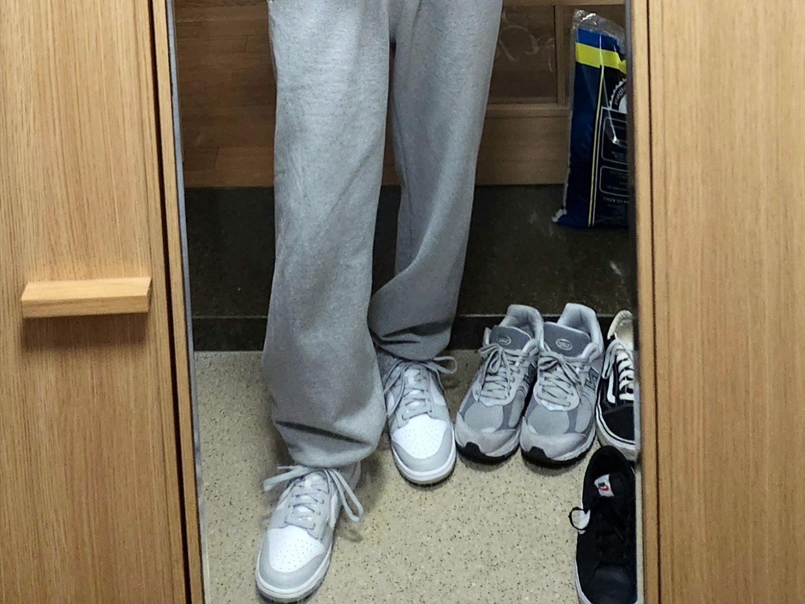 Nike Dunk Low Retro Grey Fog, New Balance 2002R T2 Gray 착용 스타일