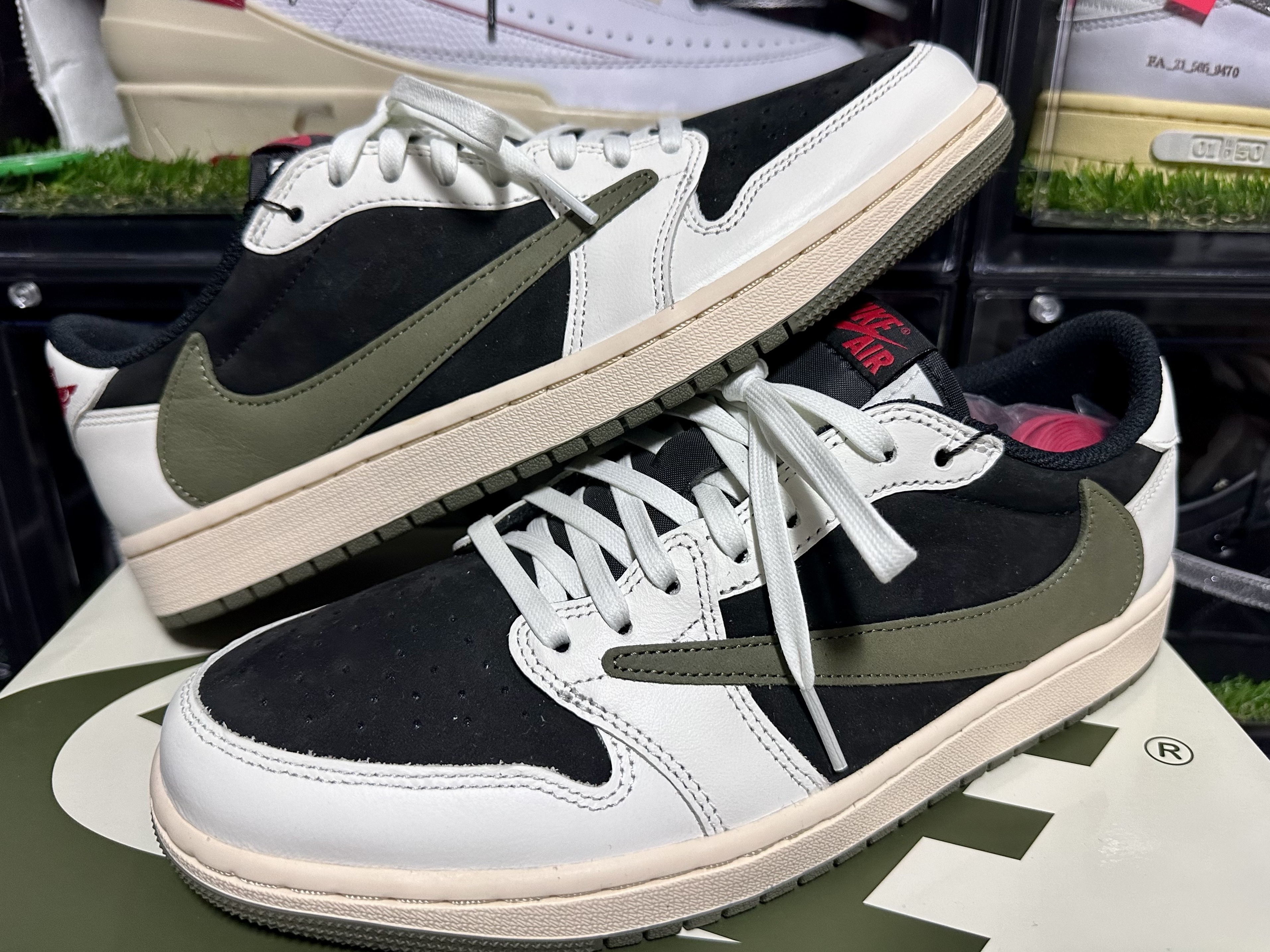 (W) Jordan 1 x Travis Scott Retro Low OG SP Medium Olive, Jordan 1 x Travis Scott Retro Low OG SP Sail and Ridgerock 착용 스타일 - 3