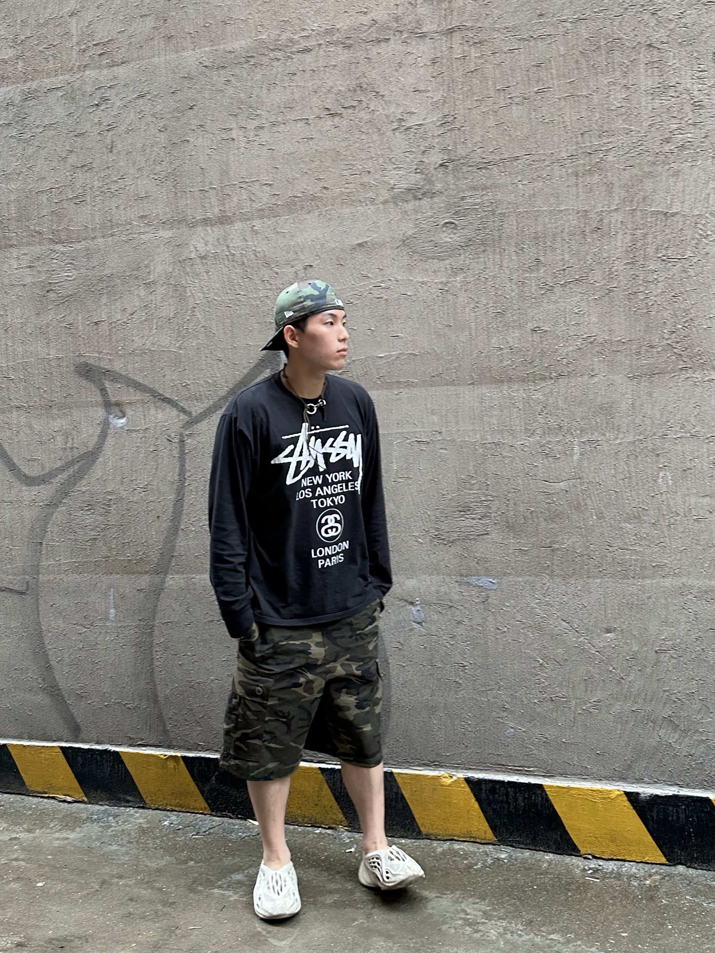 Stussy World Tour LS T-Shirt Black, Adidas Yeezy Foam RNNR Sand 착용 스타일 - 3