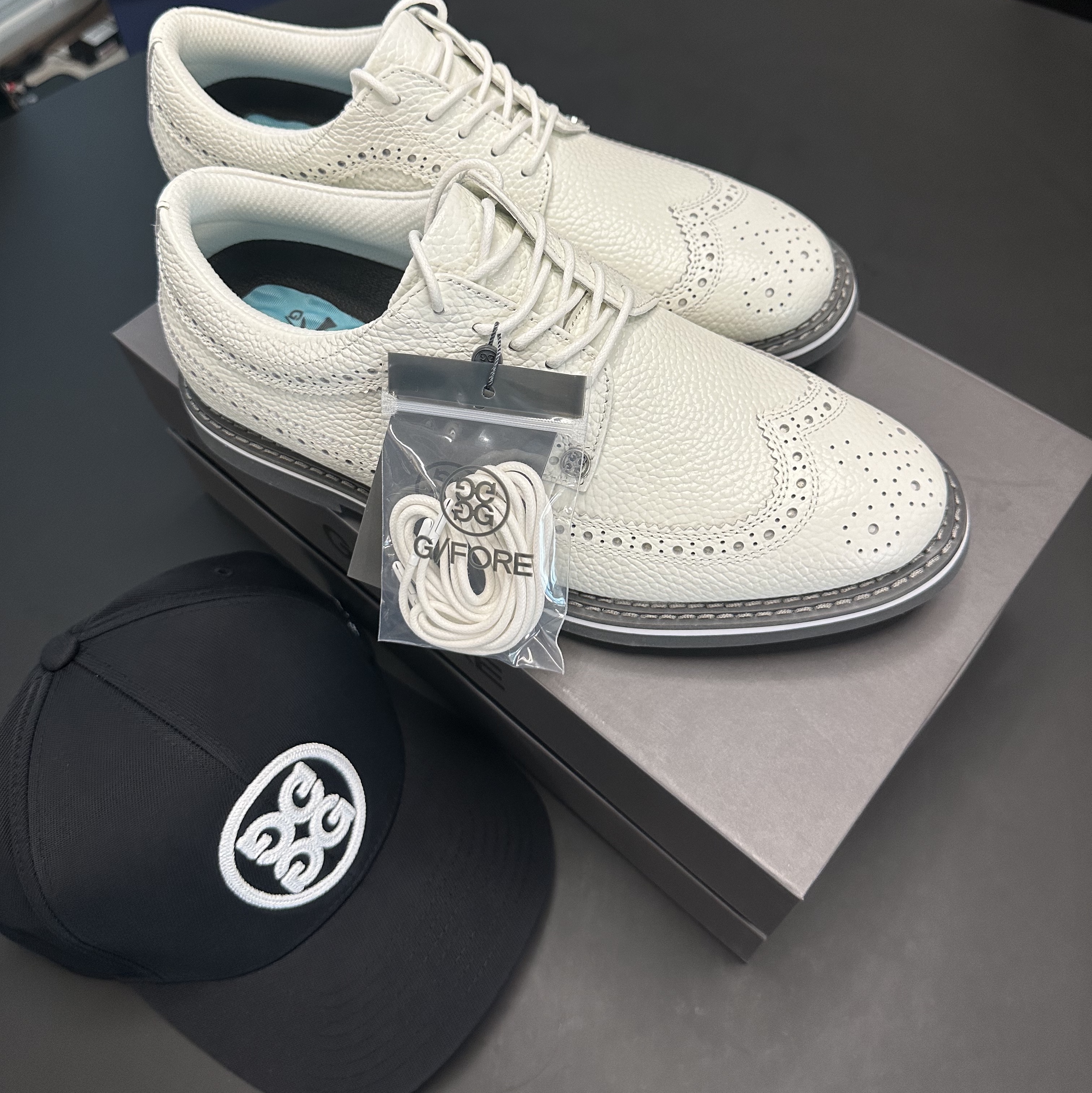 G/Fore Longwing Gallivanter Snow Charcoal, G/Fore Circle G’s Stretch Twill Snapback Hat Onyx 착용 스타일 - 3