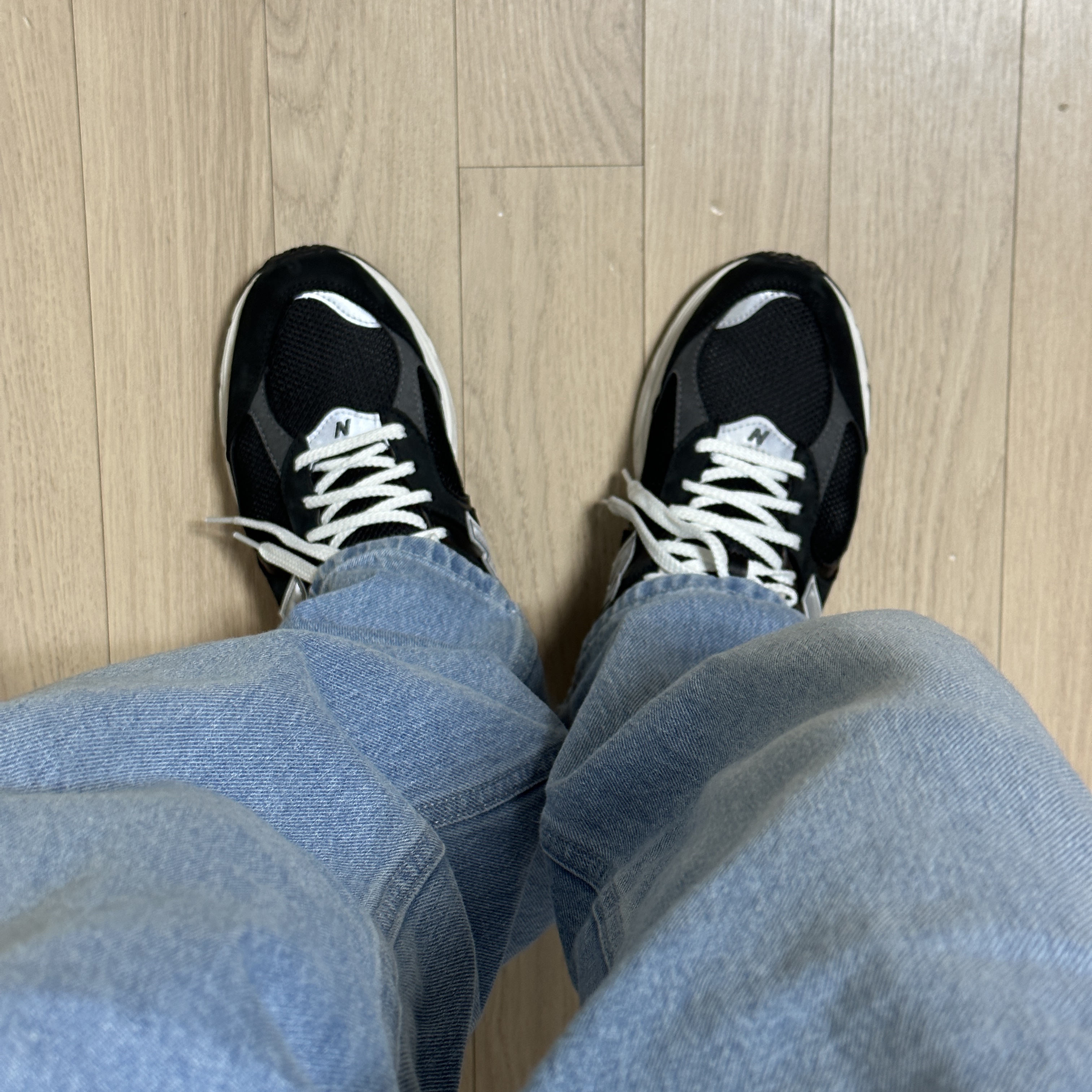New Balance 2002R Premium Vintage Black 착용 스타일