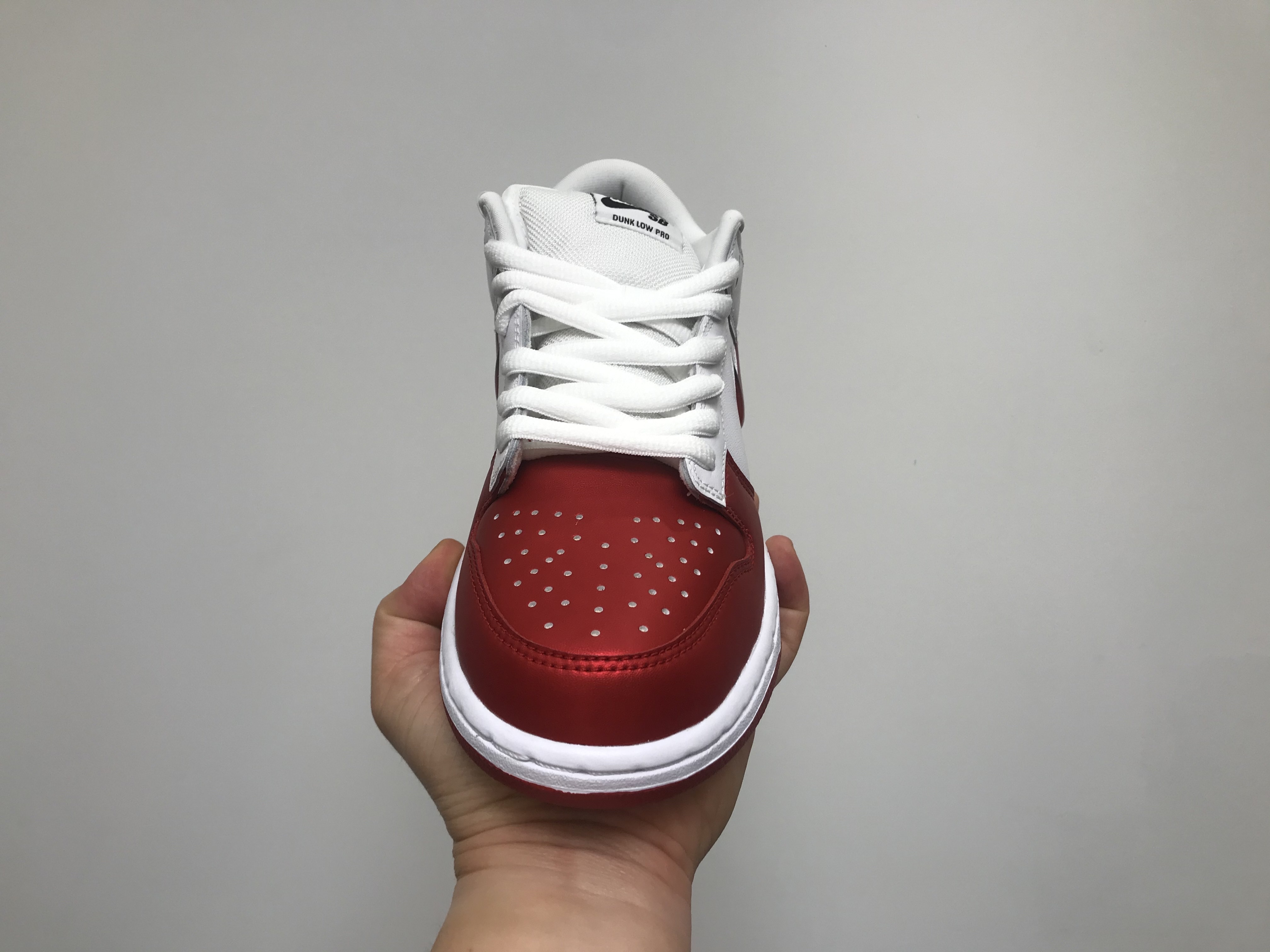 Nike x Supreme SB Dunk Low Jewel Swoosh Red 착용 스타일 - 3