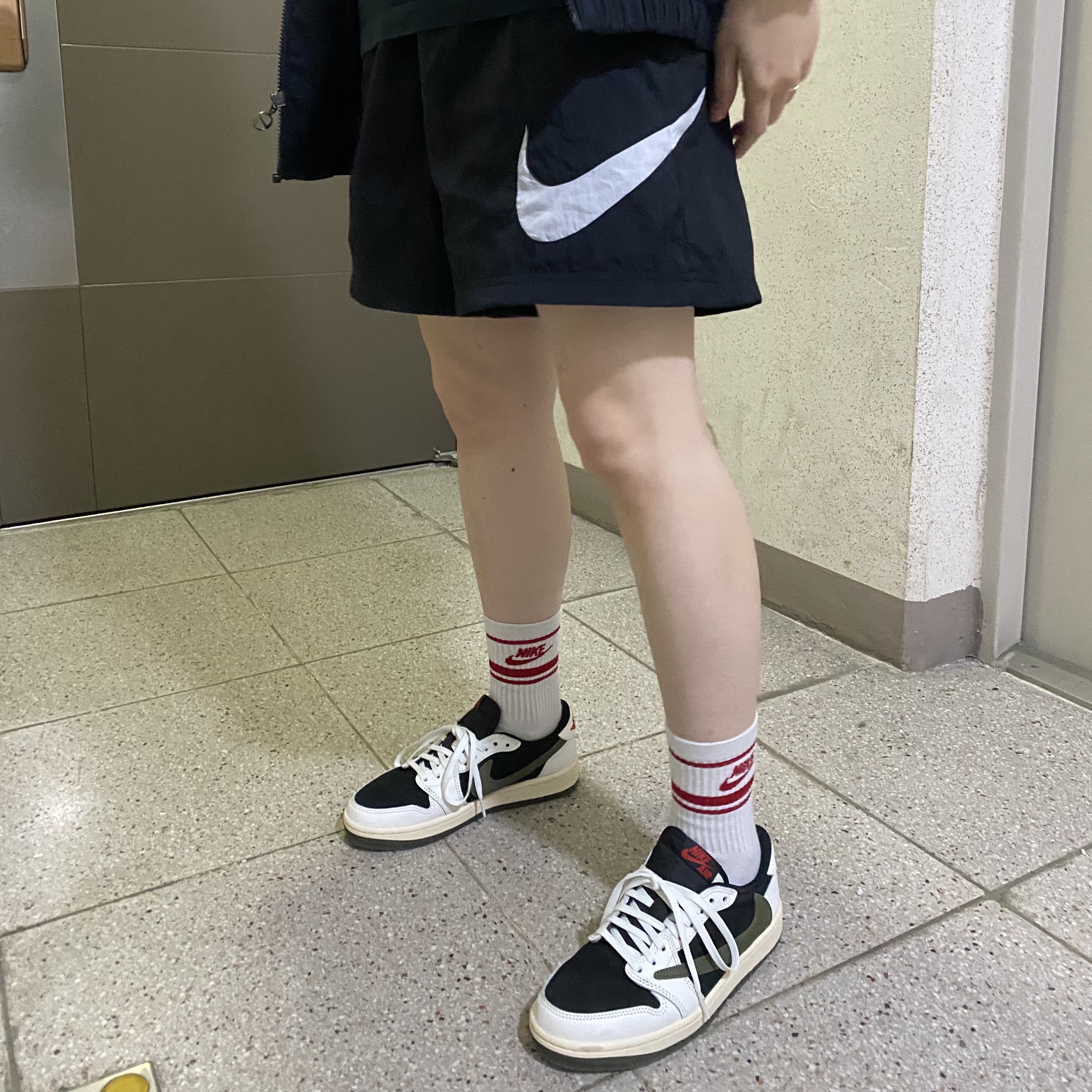 (W) Jordan 1 x Travis Scott Retro Low OG SP Medium Olive, Jordan 1 x Travis Scott Retro Low OG SP Sail and Ridgerock 착용 스타일 - 3