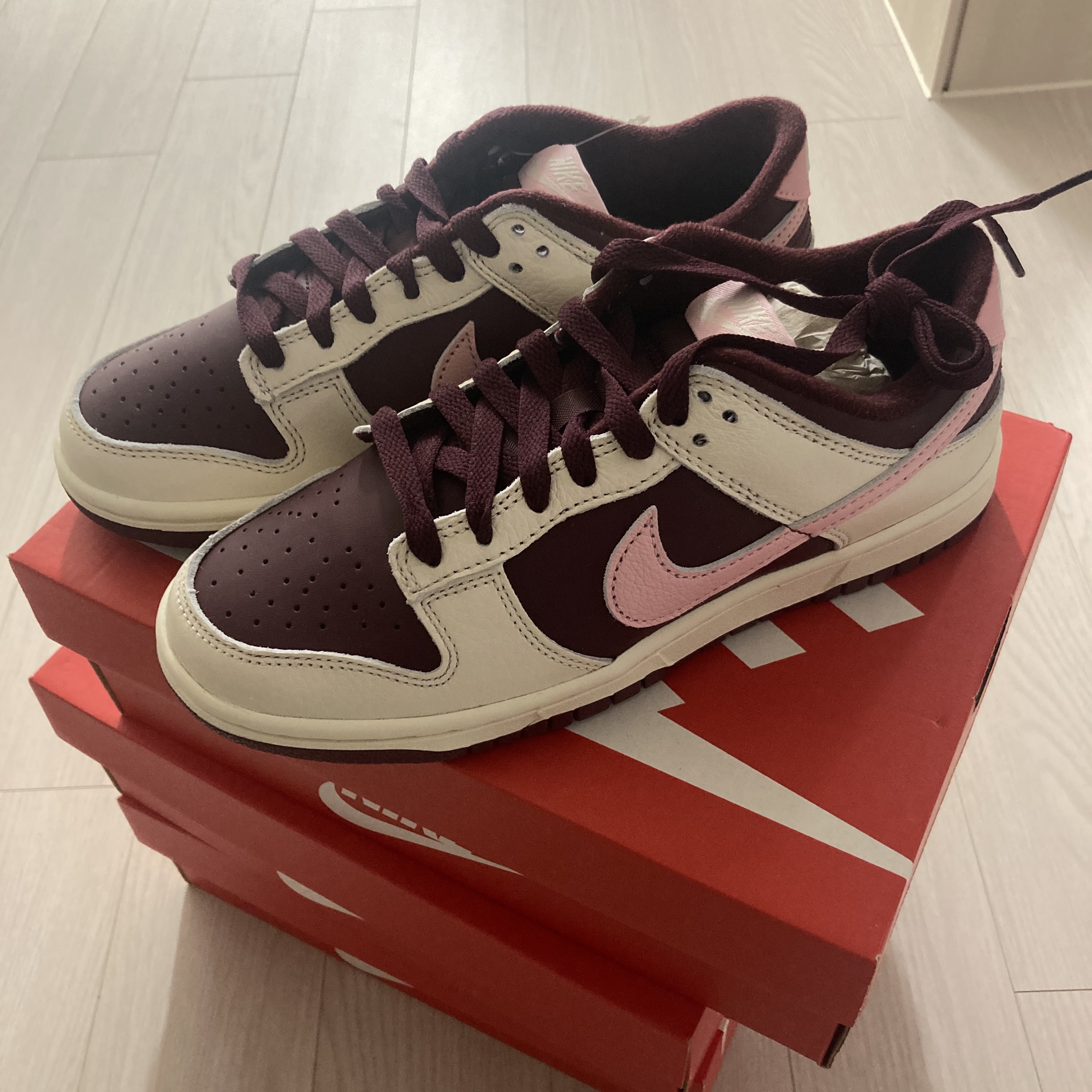 NIke Dunk Low Retro Night Maroon and Medium Soft Pink 착용 스타일