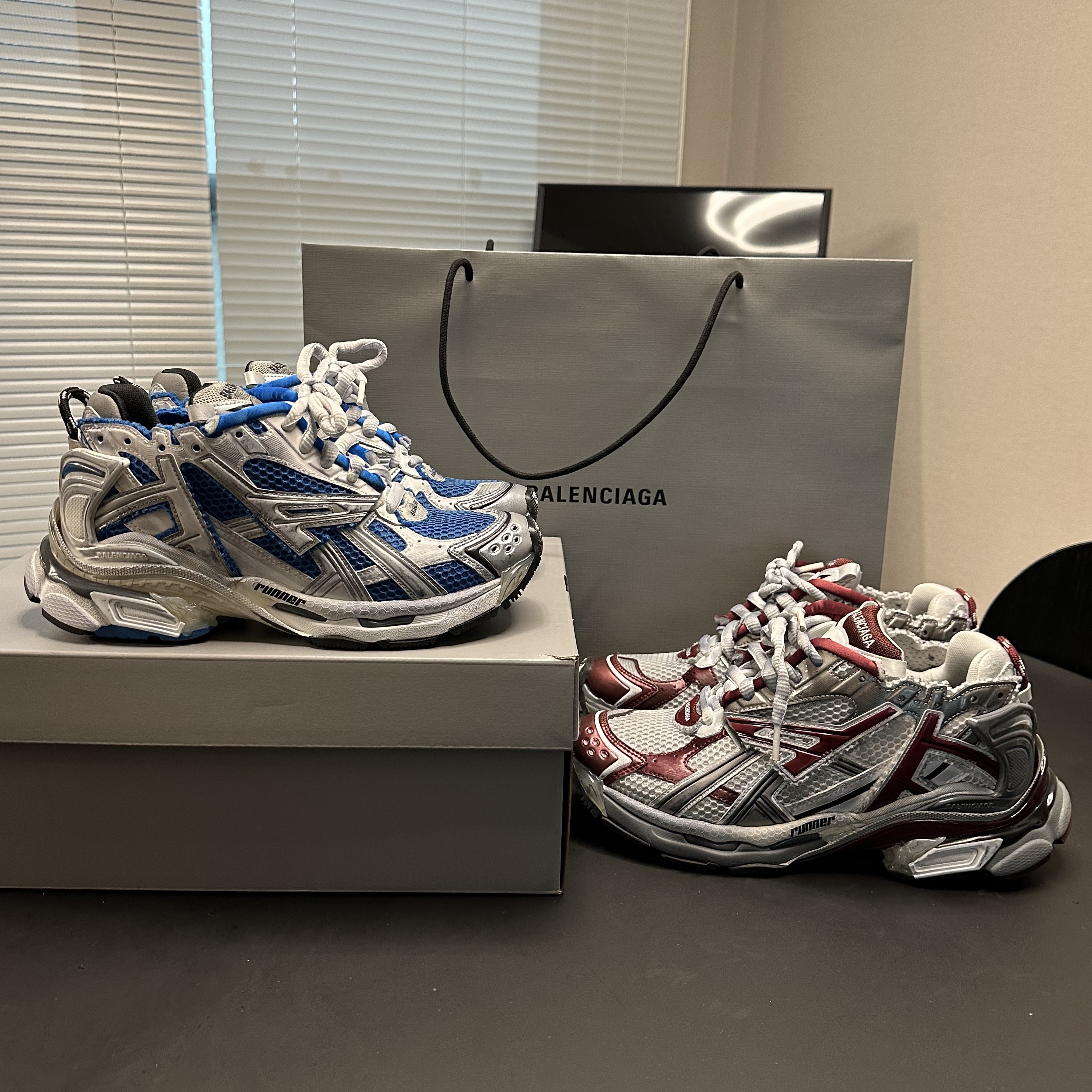 Balenciaga Runner Sneakers Blue White, Balenciaga Runner Sneakers Grey Burgundy 착용 스타일 - 2
