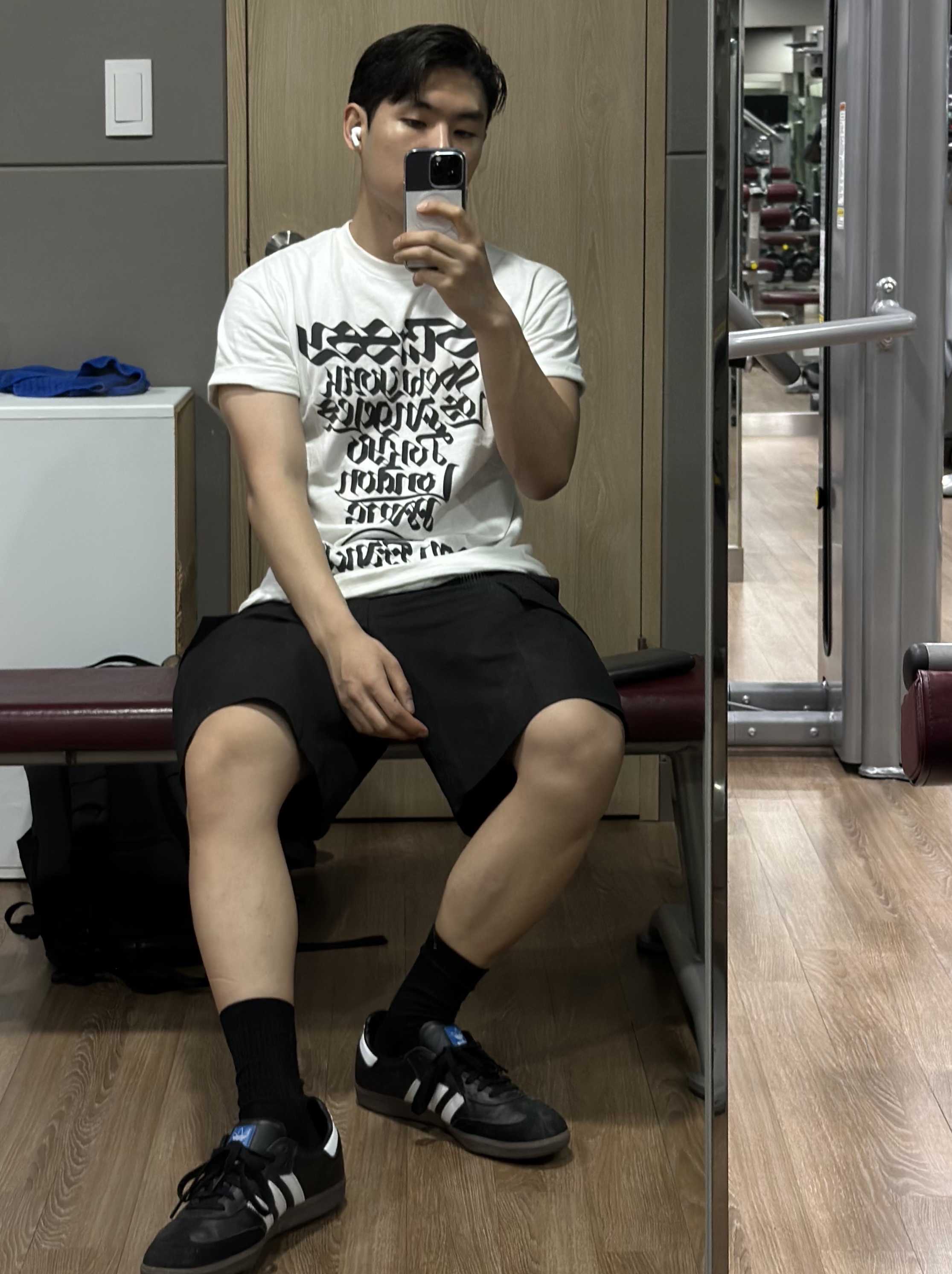 Adidas Samba ADV Black, Stussy World Tour T-Shirt White 착용 스타일 - 2