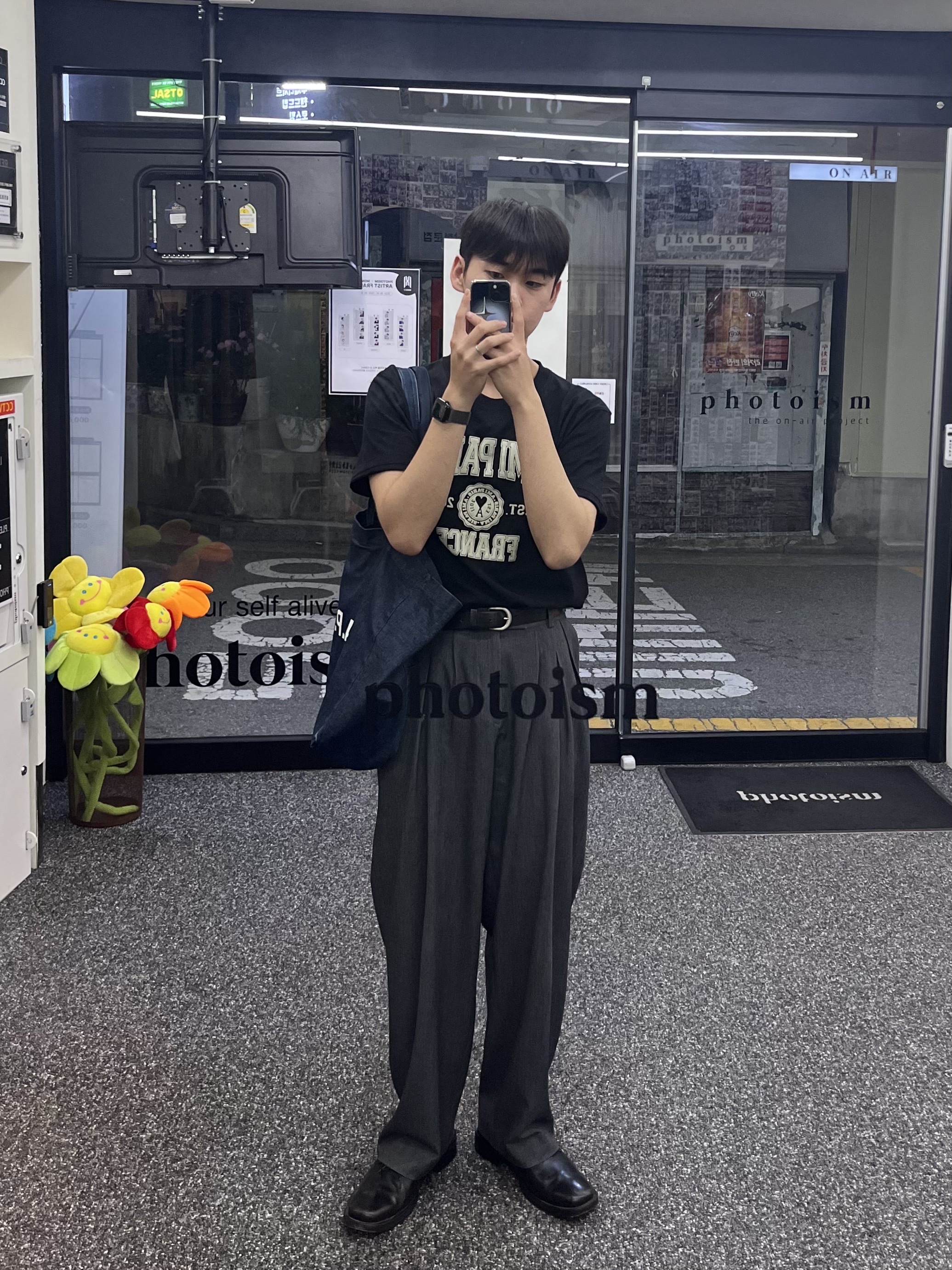 AMI Paris France T-Shirt Black 착용 스타일 - 3