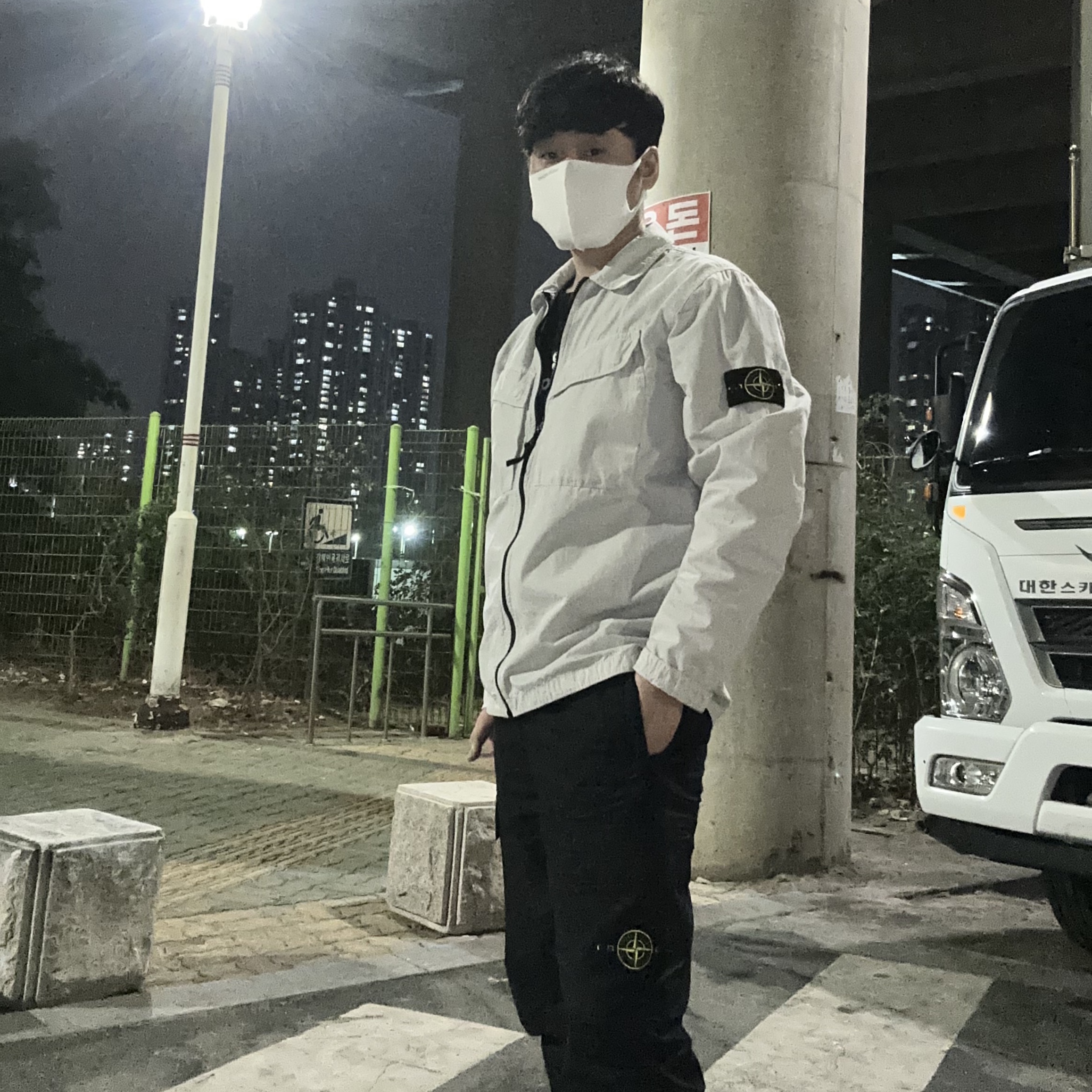 Stone Island 101WN Brushed Cotton Canvas T.CO+OLD Overshirt Light Grey - 22FW, Stone Island 31303 Stretch Cotton Tela Paracadute Cargo Pants Black - 22SS 착용 스타일 - 1