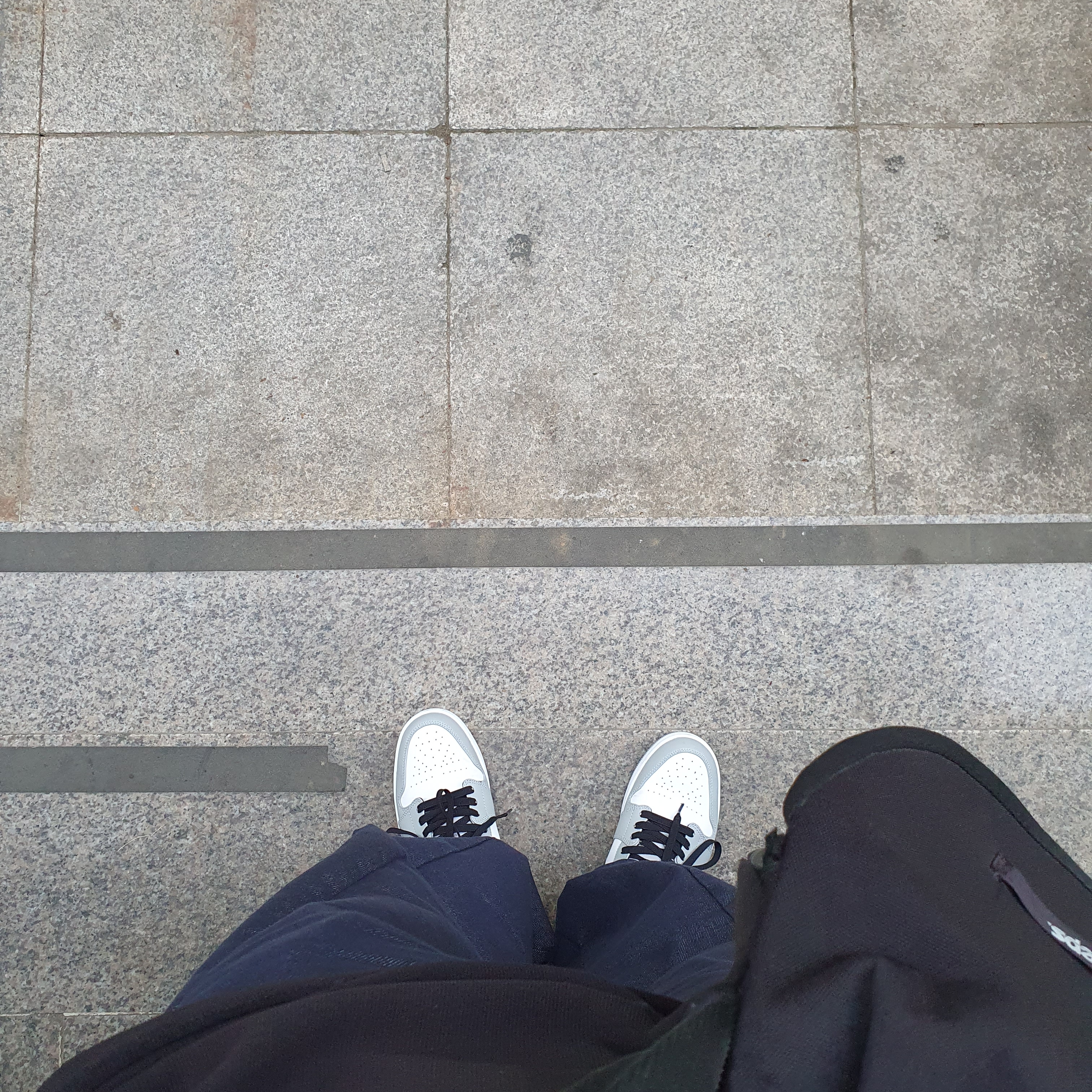 Jordan 1 Mid Light Smoke Grey 착용 스타일