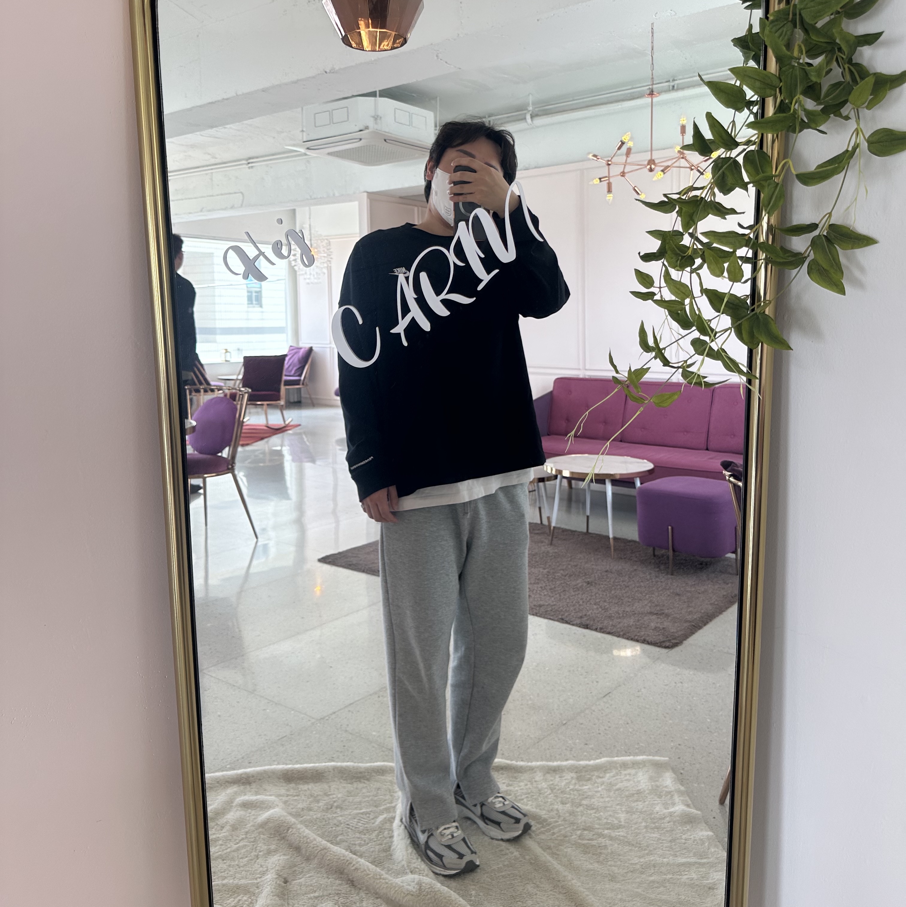 나이키 줌 보메로 5 프리미엄 라이트 아이언 오어 앤 플랫 퓨터, 나이키 x 피스마이너스원 롱슬리브 티셔츠 블랙 (DR0098-010) 착용 스타일 - 1
