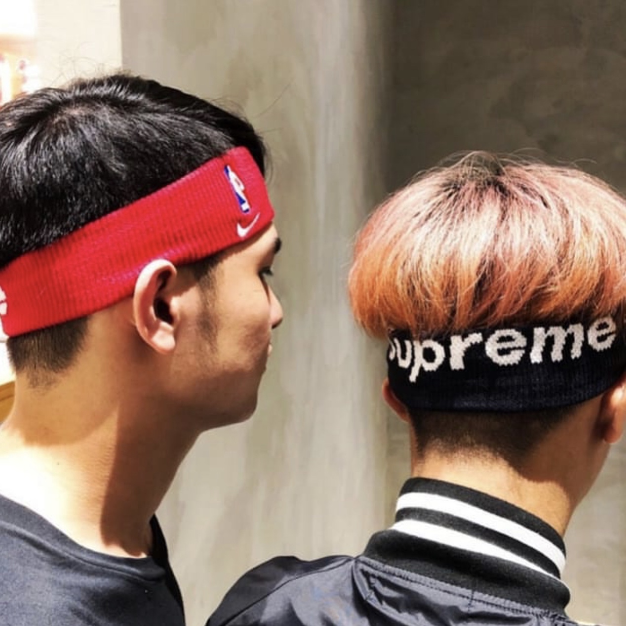슈프림 x 나이키 NBA 헤드밴드 레드 - 19SS, 슈프림 x 나이키 NBA 헤드밴드 블랙 - 19SS 착용 스타일 - 2