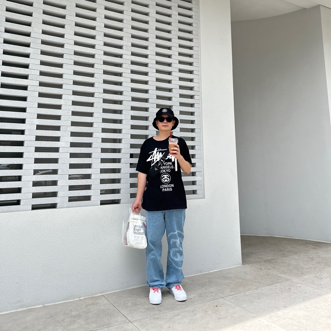 Stussy SS Link Deep Bucket Hat Black, Stussy World Tour T-Shirt Black 착용 스타일 - 1