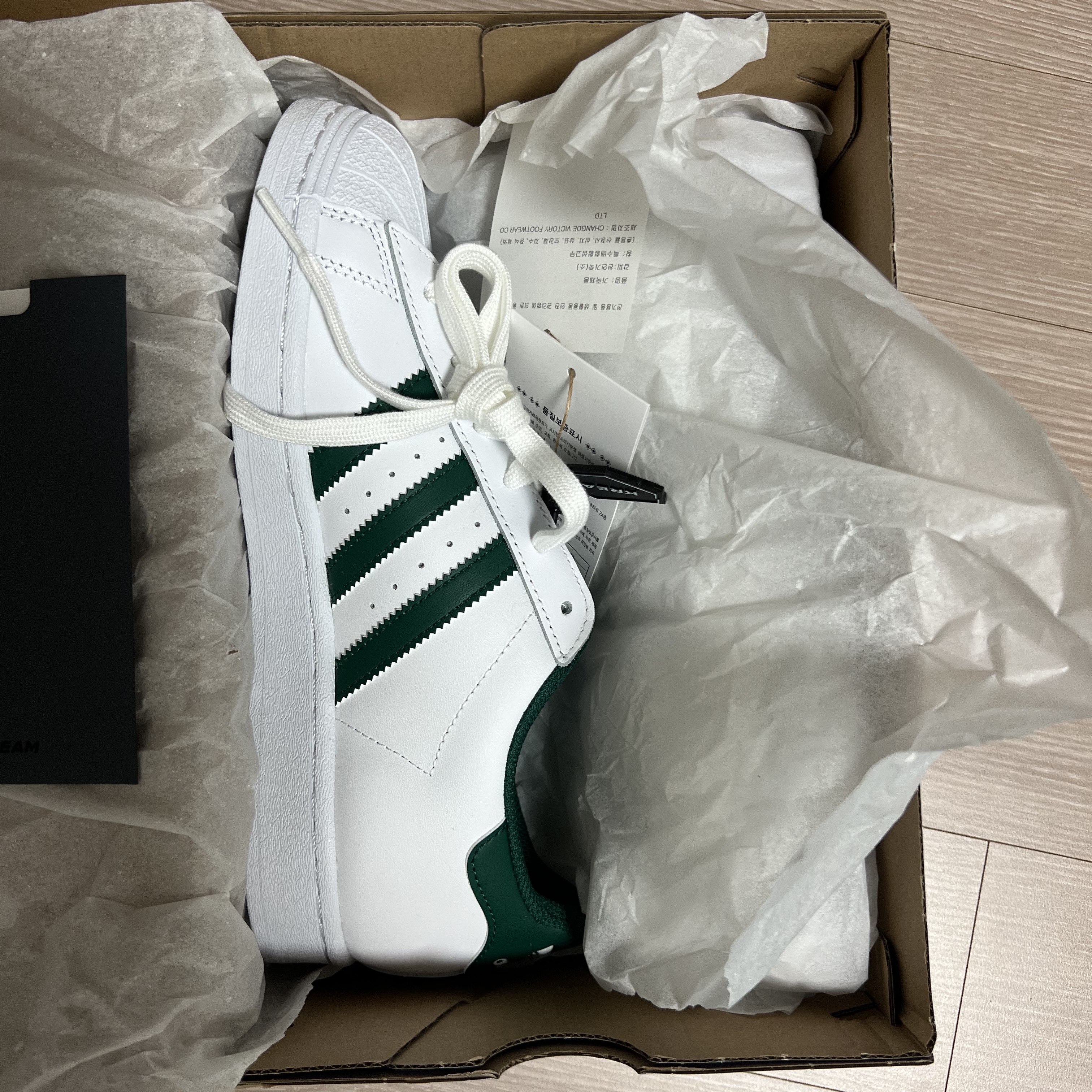 Adidas Superstar White Collegiate Green 착용 스타일