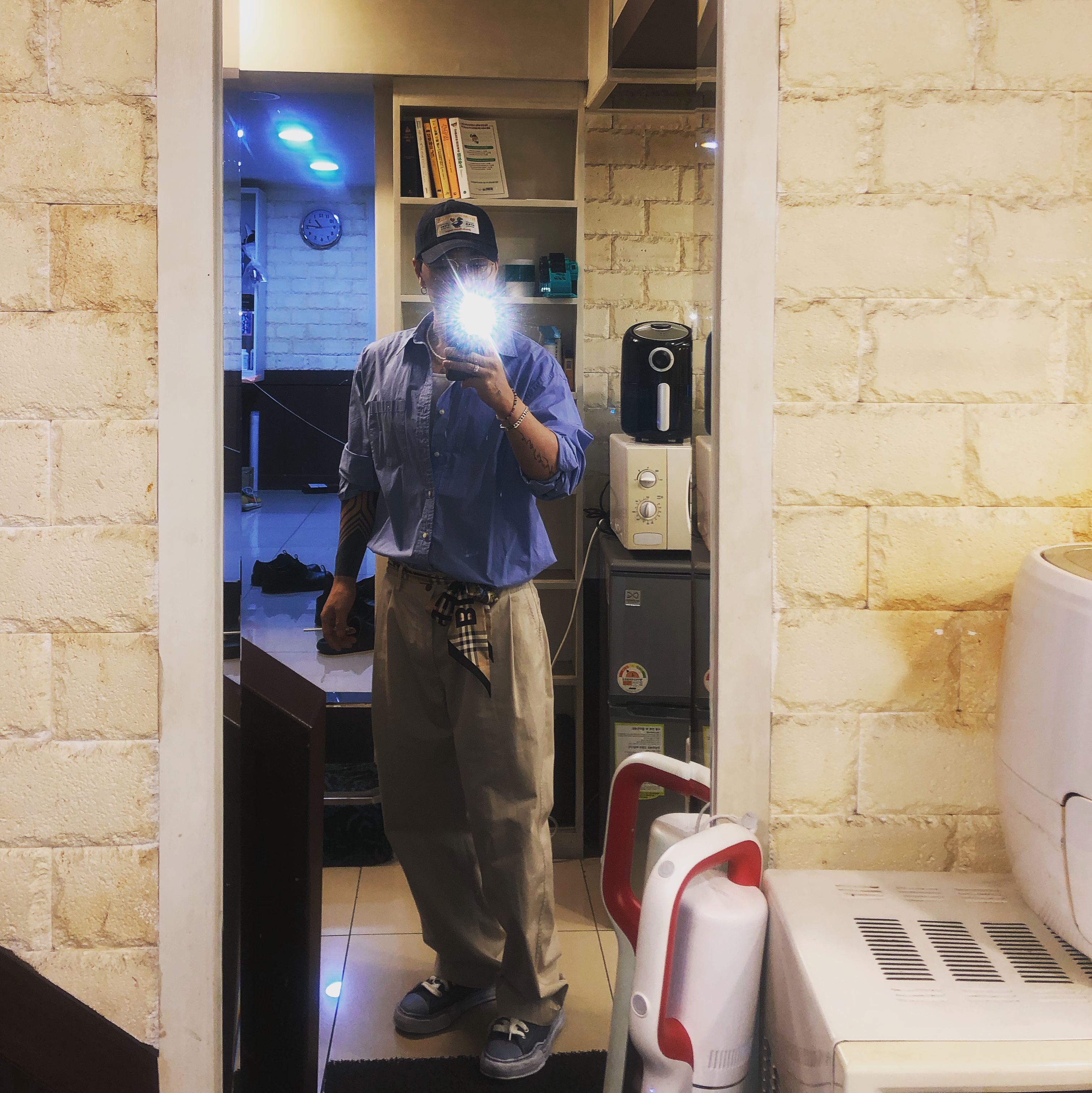 Maison Mihara Yasuhiro x Nigel Cabourn Low Cut Overdyed Sneakers Black, Human Made 6-Panel Denim Cap Indigo 착용 스타일