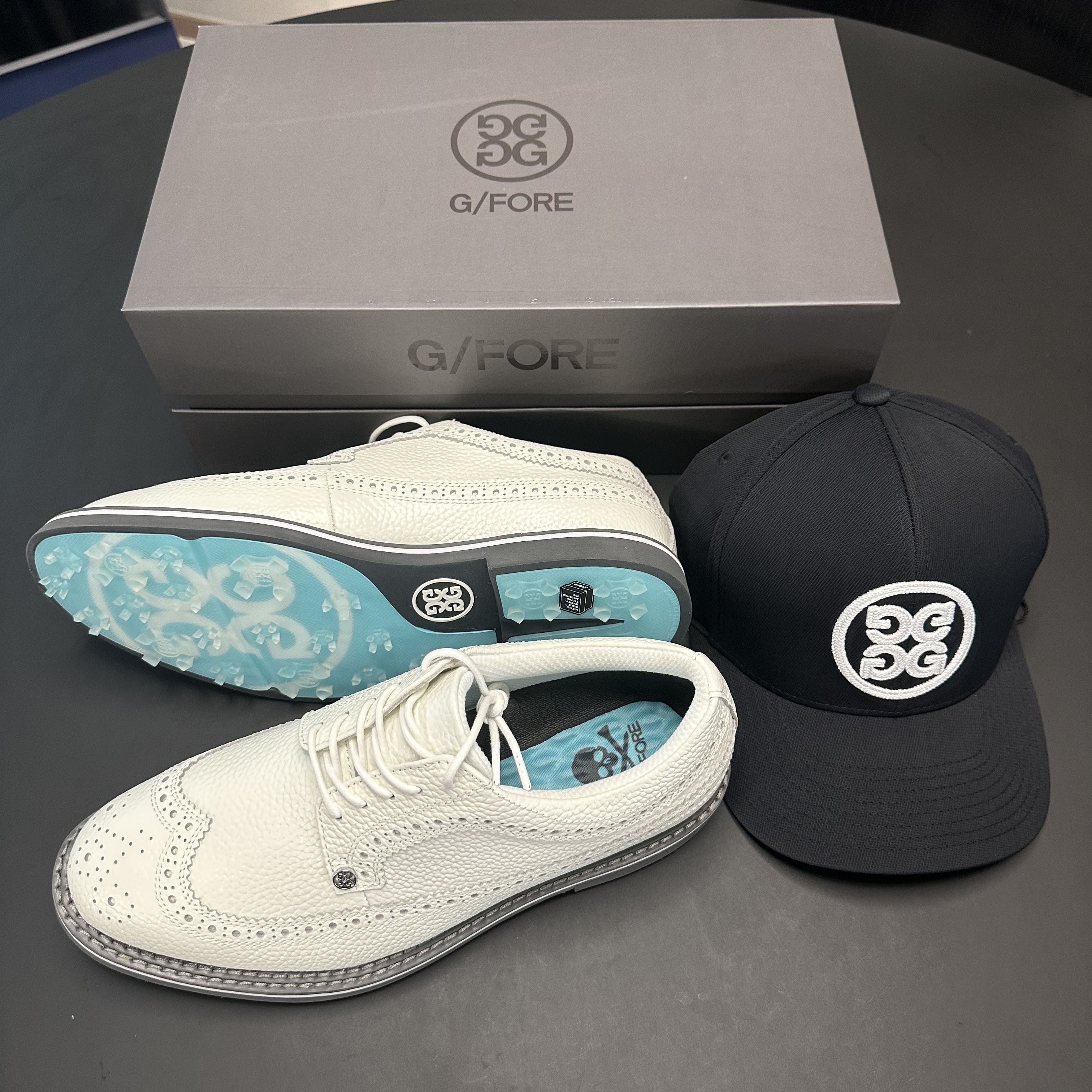 G/Fore Longwing Gallivanter Snow Charcoal, G/Fore Circle G’s Stretch Twill Snapback Hat Onyx 착용 스타일 - 1