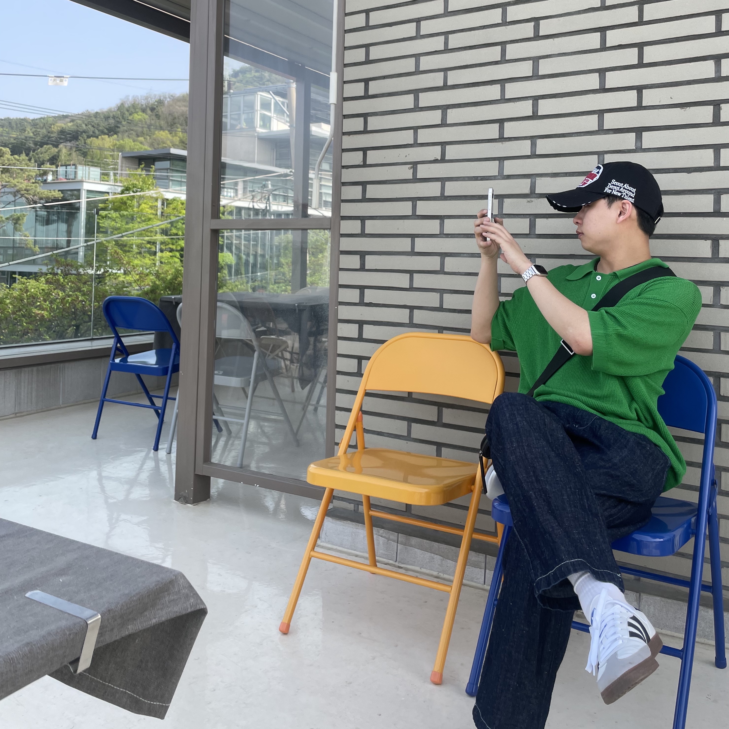아디다스 삼바 비건 화이트 블랙, 애플 에어팟 맥스 라이트닝 실버 (국내 정식 발매 제품) 착용 스타일 - 2