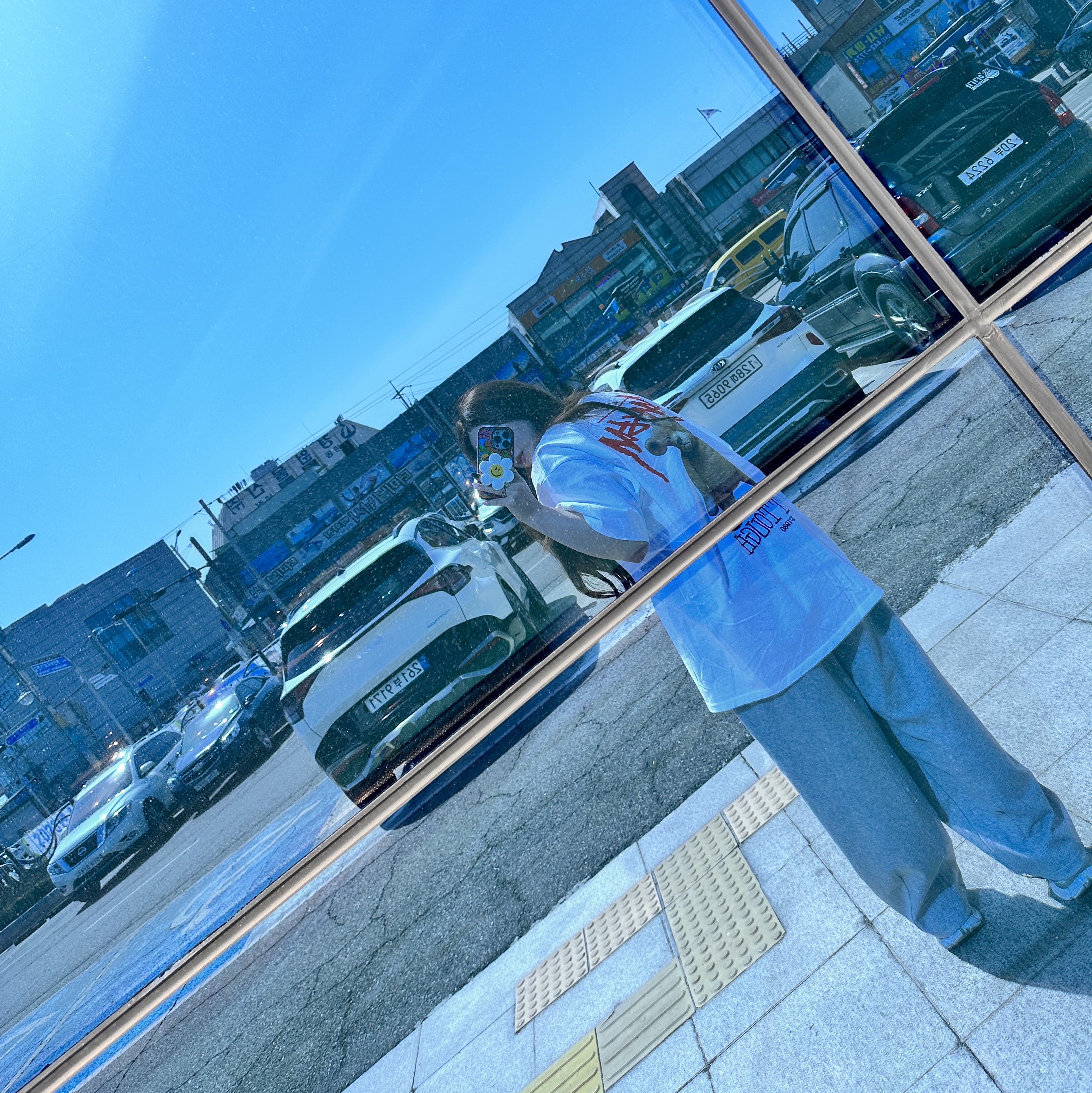 Stussy Built Tough T-Shirt White, Balenciaga Runner Sneakers White 착용 스타일
