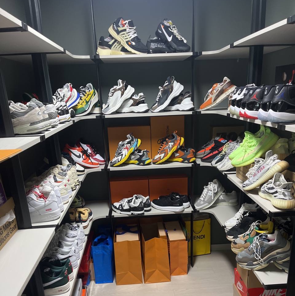 Louis Vuitton Runner Tatic Sneakers Silver, Nike x Sacai VaporWaffle Tour Yellow & Gorge Green Sail 착용 스타일 - 1