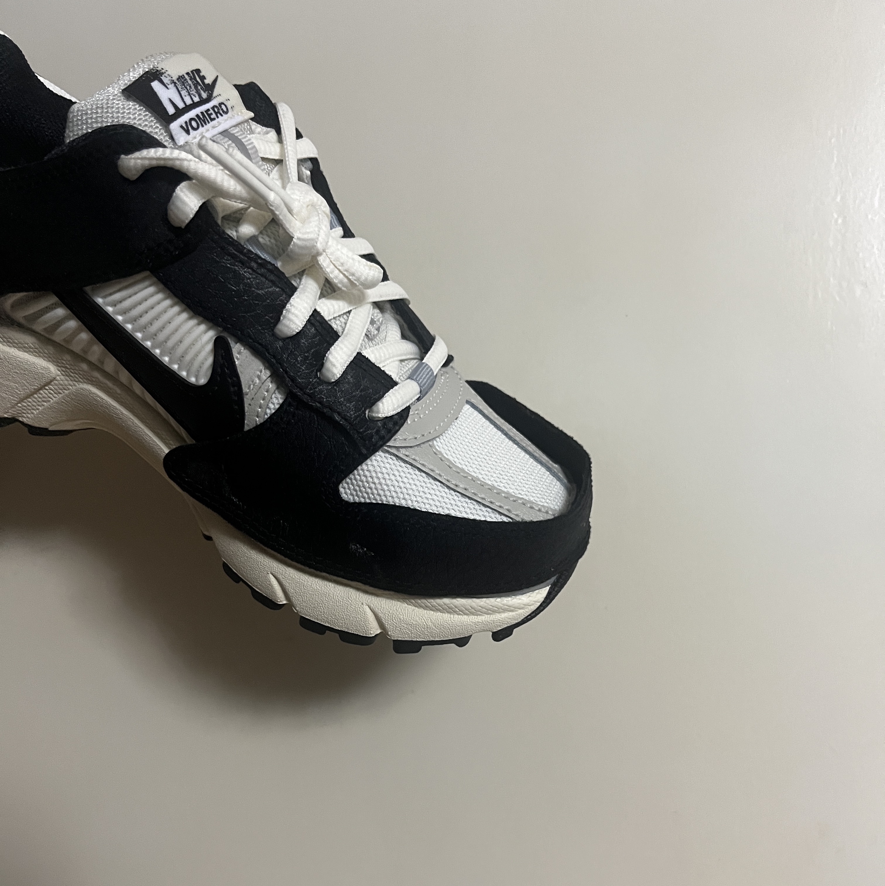 (W) Nike Zoom Vomero 5 Wolf Grey and Black 착용 스타일