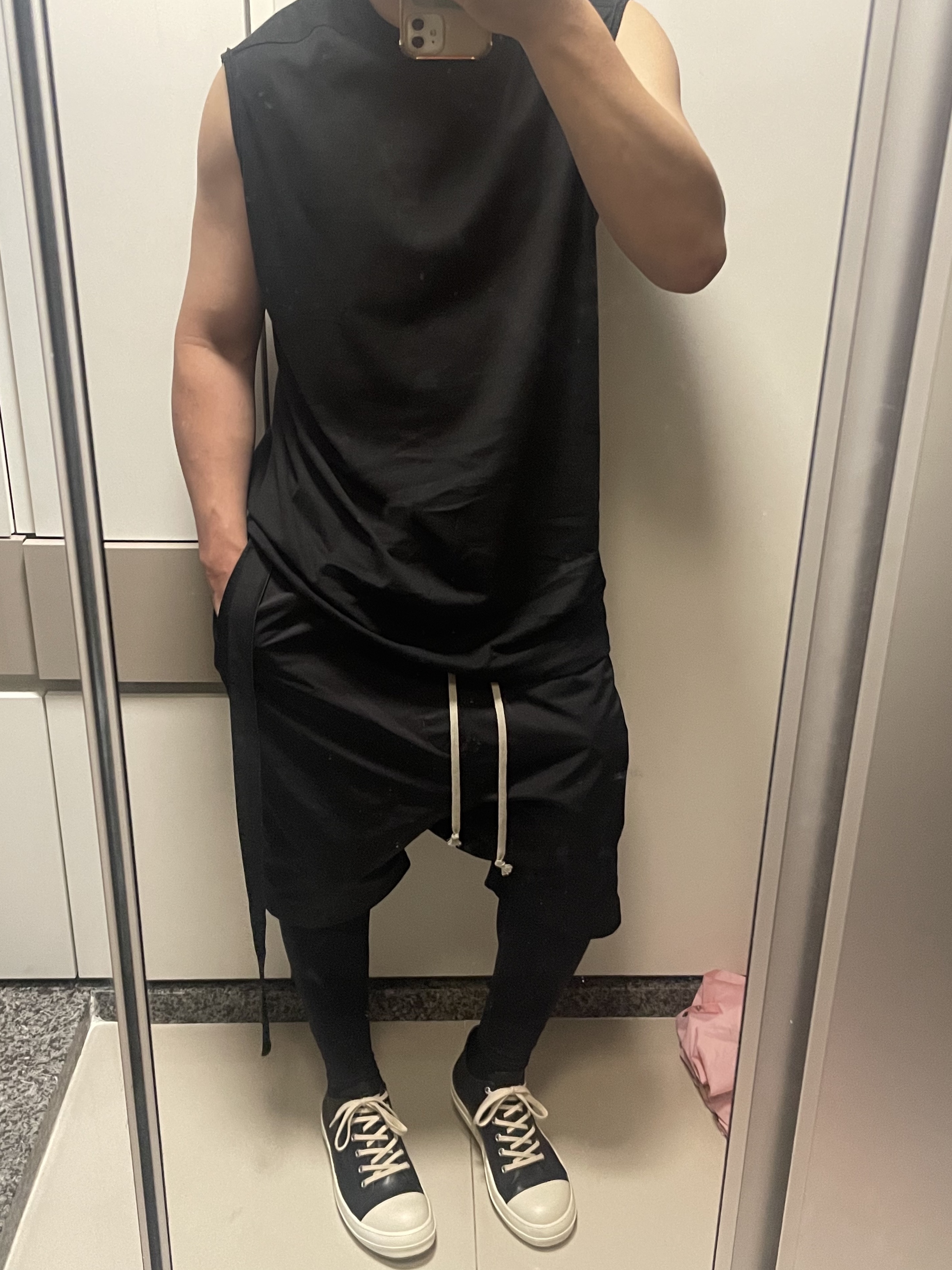 Rick Owens Full Grain Calf Leather Strobe Low Sneakers Black Milk White, Rick Owens Drkshdw Shorts Black 착용 스타일