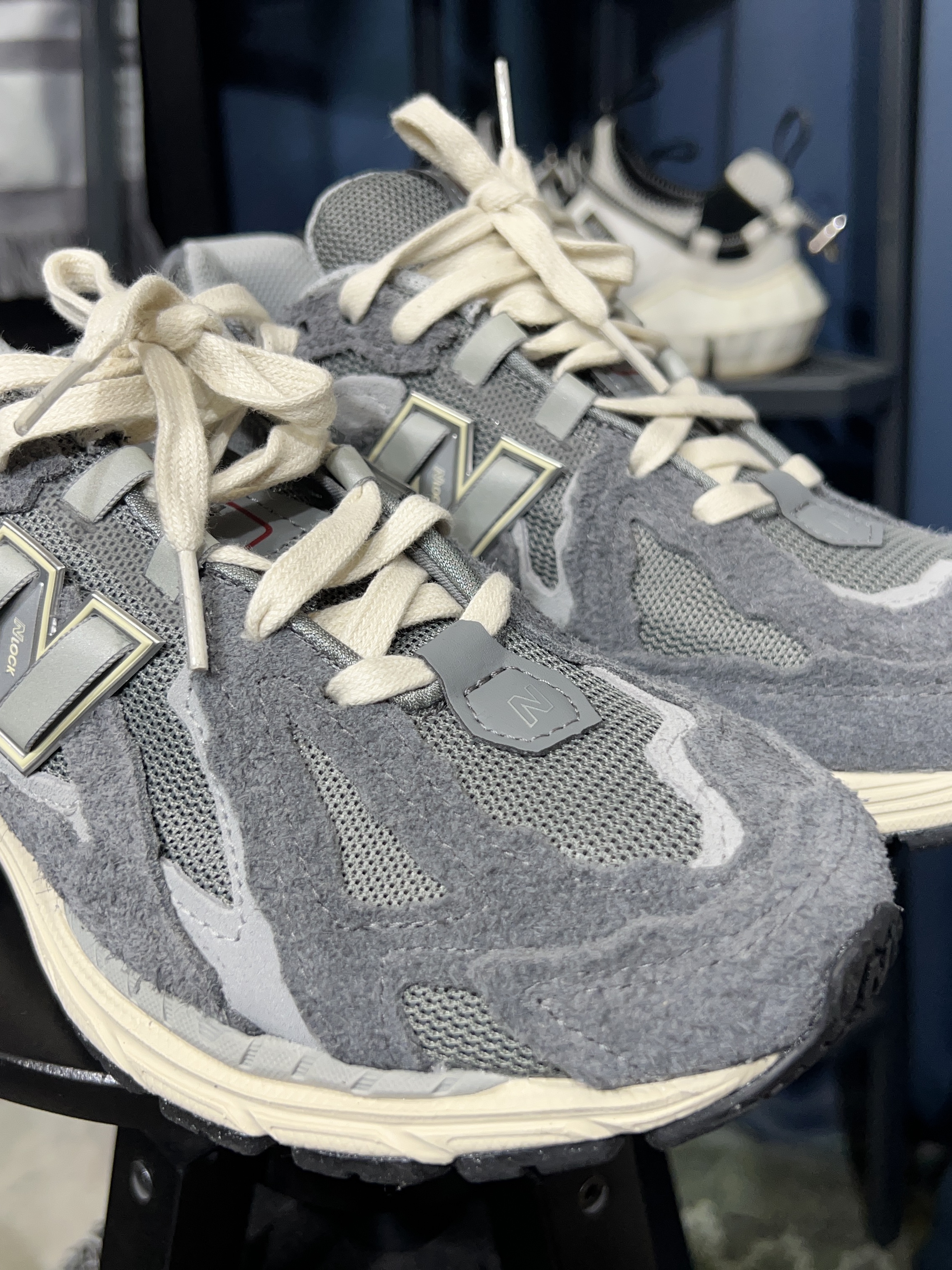 New Balance 1906D Protection Pack Castlerock 착용 스타일 - 2