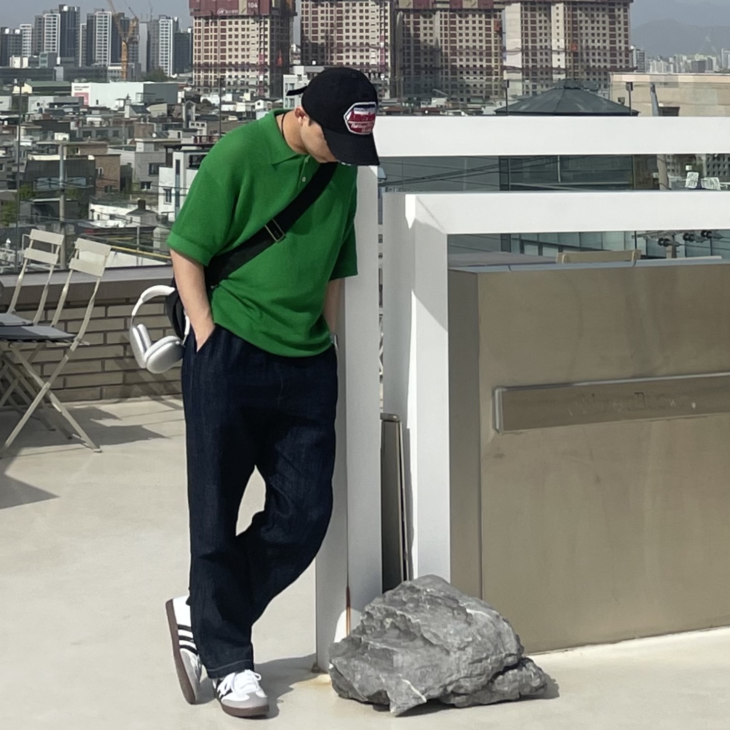 아디다스 삼바 비건 화이트 블랙, 애플 에어팟 맥스 라이트닝 실버 (국내 정식 발매 제품) 착용 스타일 - 1
