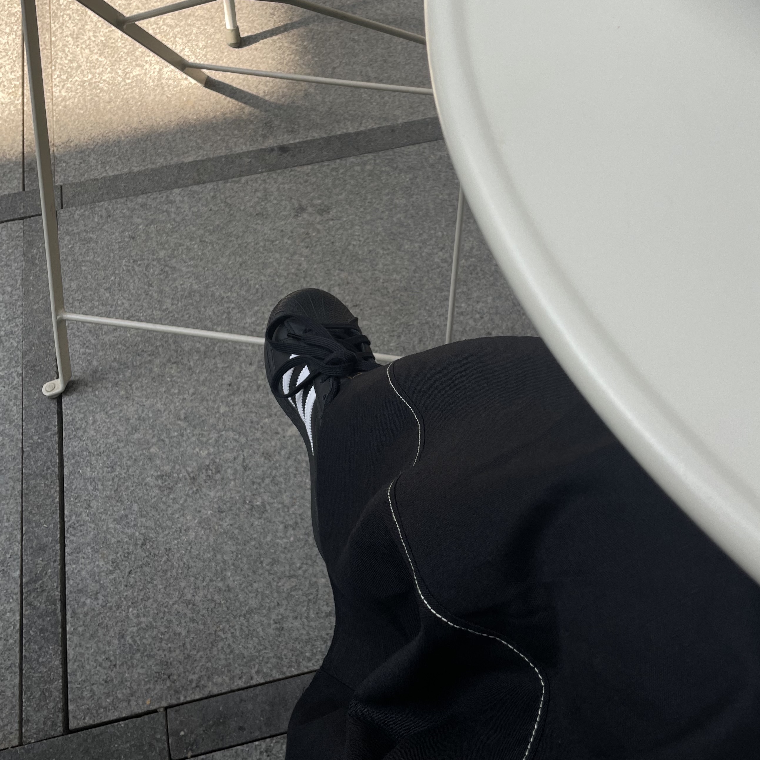 Adidas Superstar Core Black White 착용 스타일 - 2