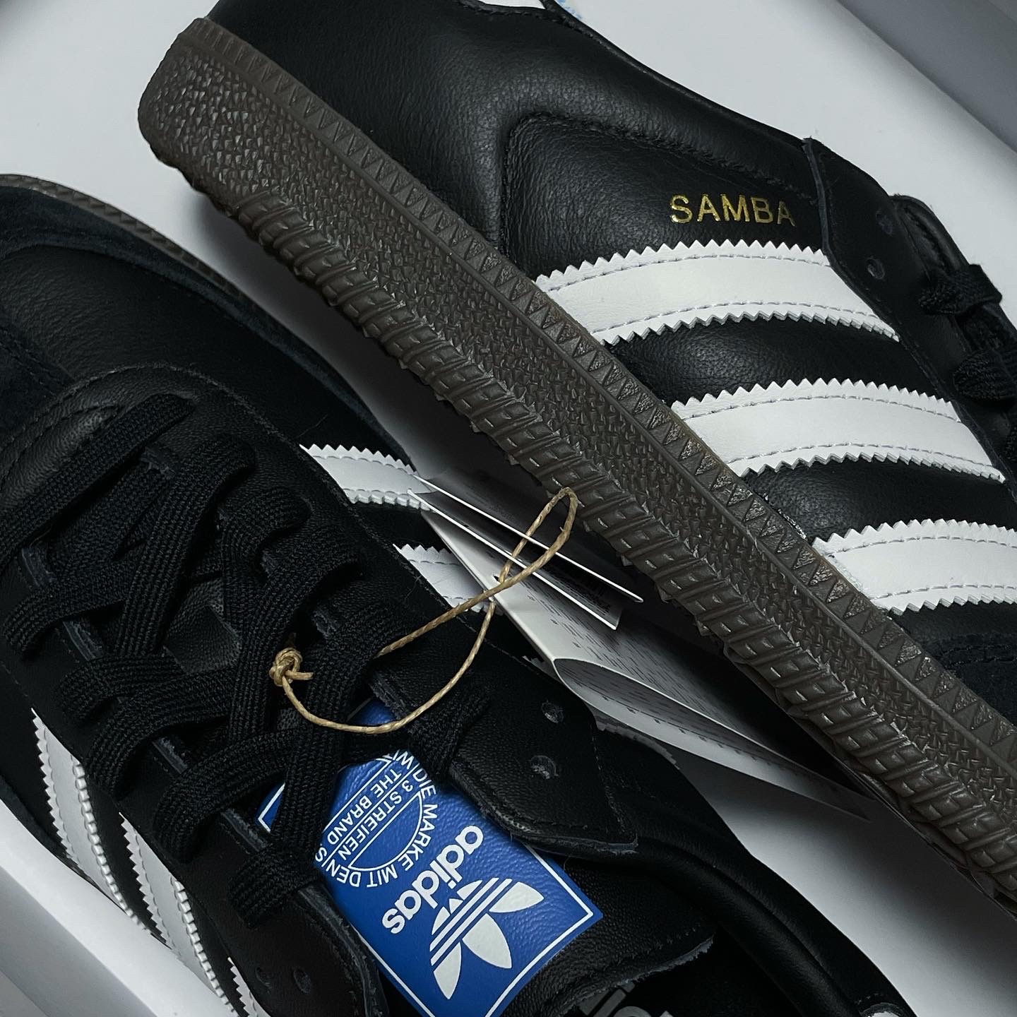 Maison Mihara Yasuhiro Blakey OG Sole Canvas Low-top Sneakers Black White, Adidas Samba OG Black White Gum 착용 스타일 - 2