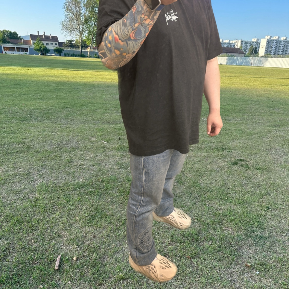 Stussy Basic Stussy Pigment Dyed T-Shirt Black 2022, Stussy x Levi's Embossed 501 Jean Indigo 착용 스타일