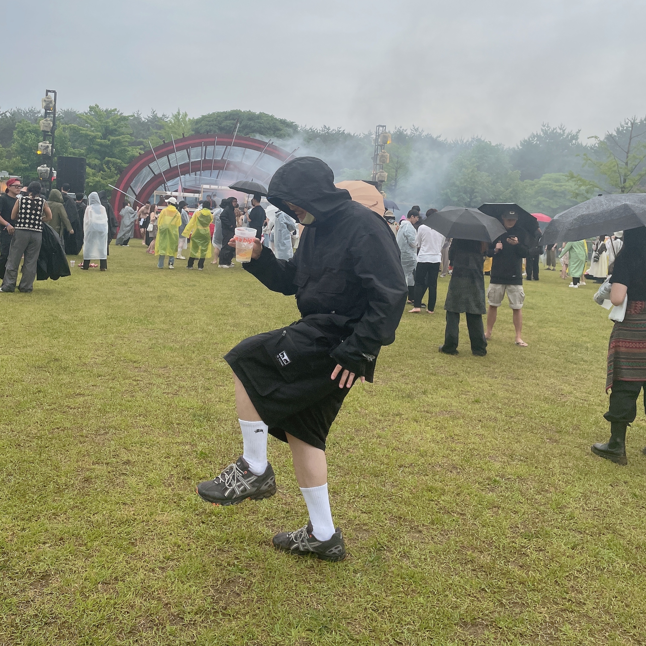 Helinox x Obey Camper's Cargo Shorts Black, Stussy Small Stock Crew Socks White (3 Pack) 착용 스타일