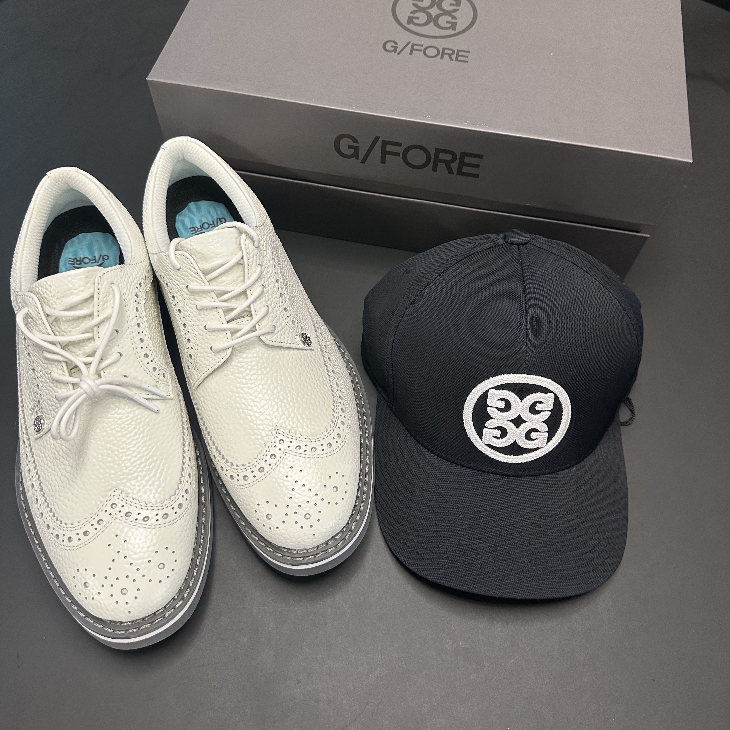 G/Fore Longwing Gallivanter Snow Charcoal, G/Fore Circle G’s Stretch Twill Snapback Hat Onyx 착용 스타일 - 2