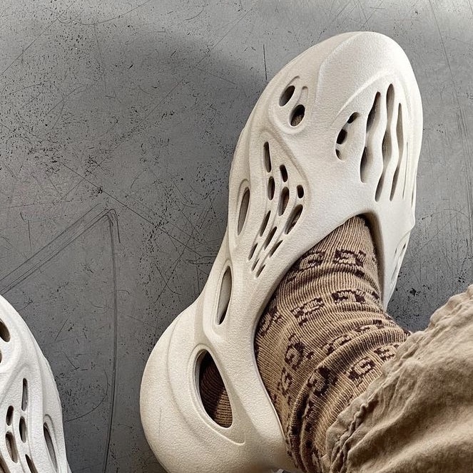 Adidas Yeezy Foam RNNR Ochre 착용 스타일