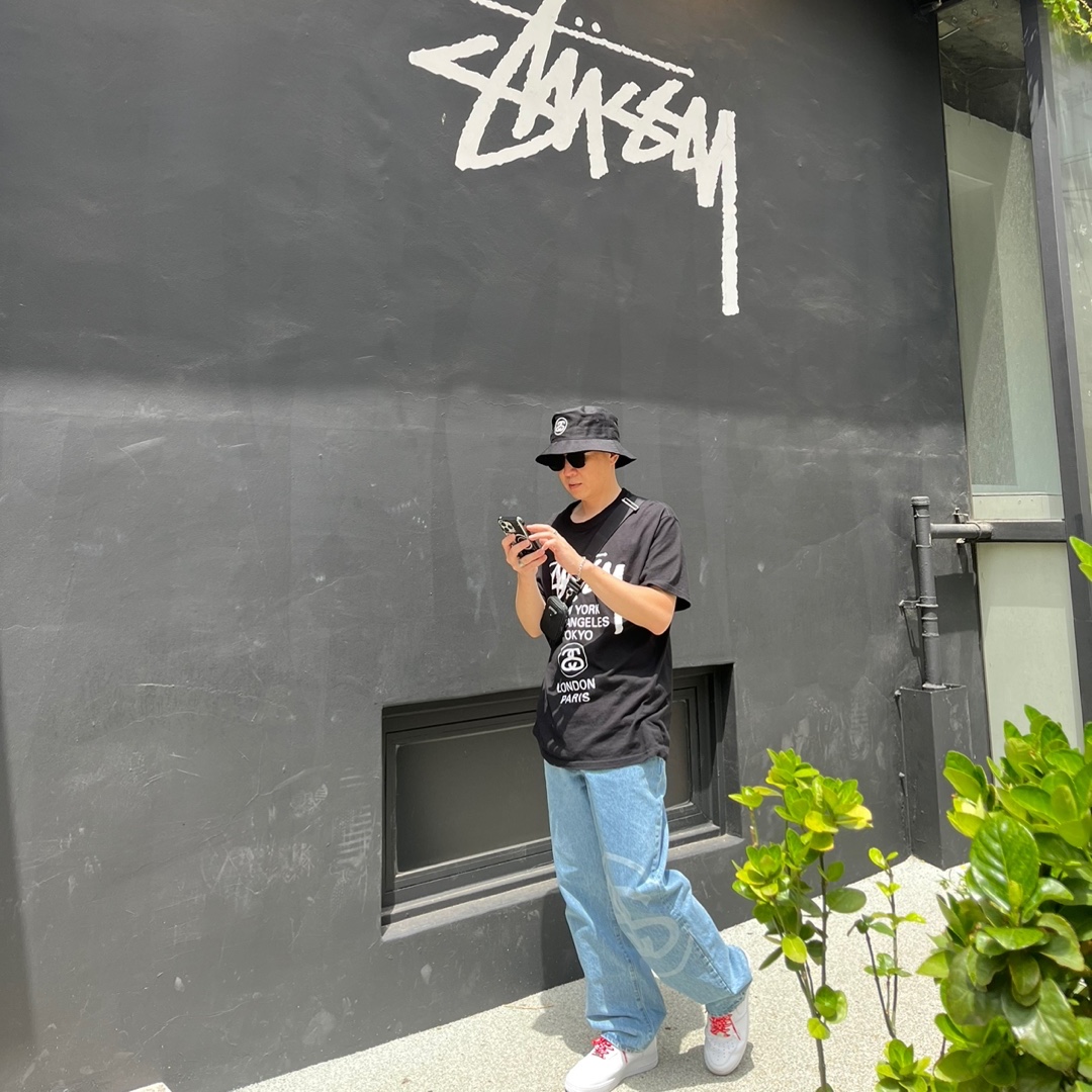 Stussy SS Link Deep Bucket Hat Black, Stussy World Tour T-Shirt Black 착용 스타일 - 2