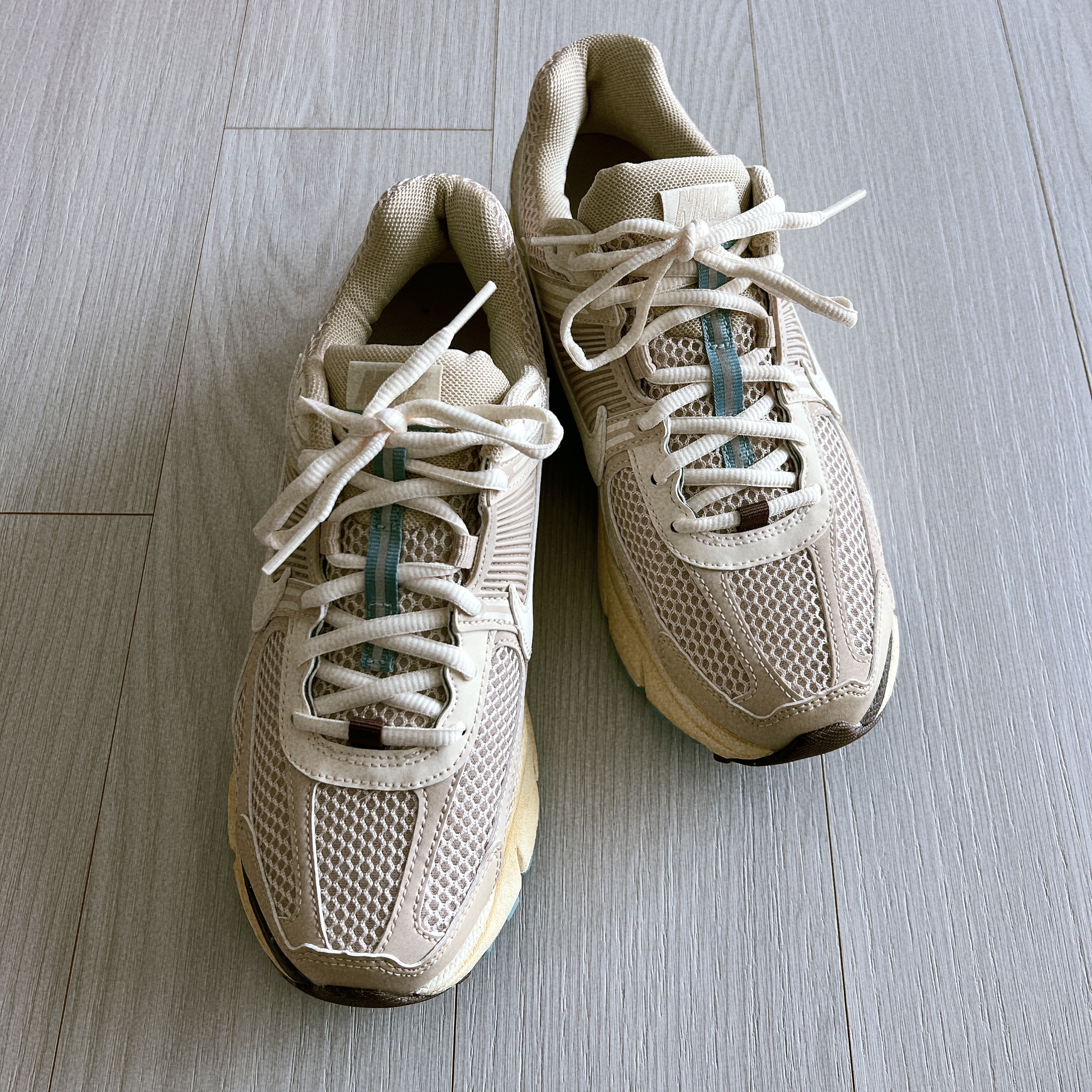 (W) Nike Zoom Vomero 5 Oatmeal 착용 스타일
