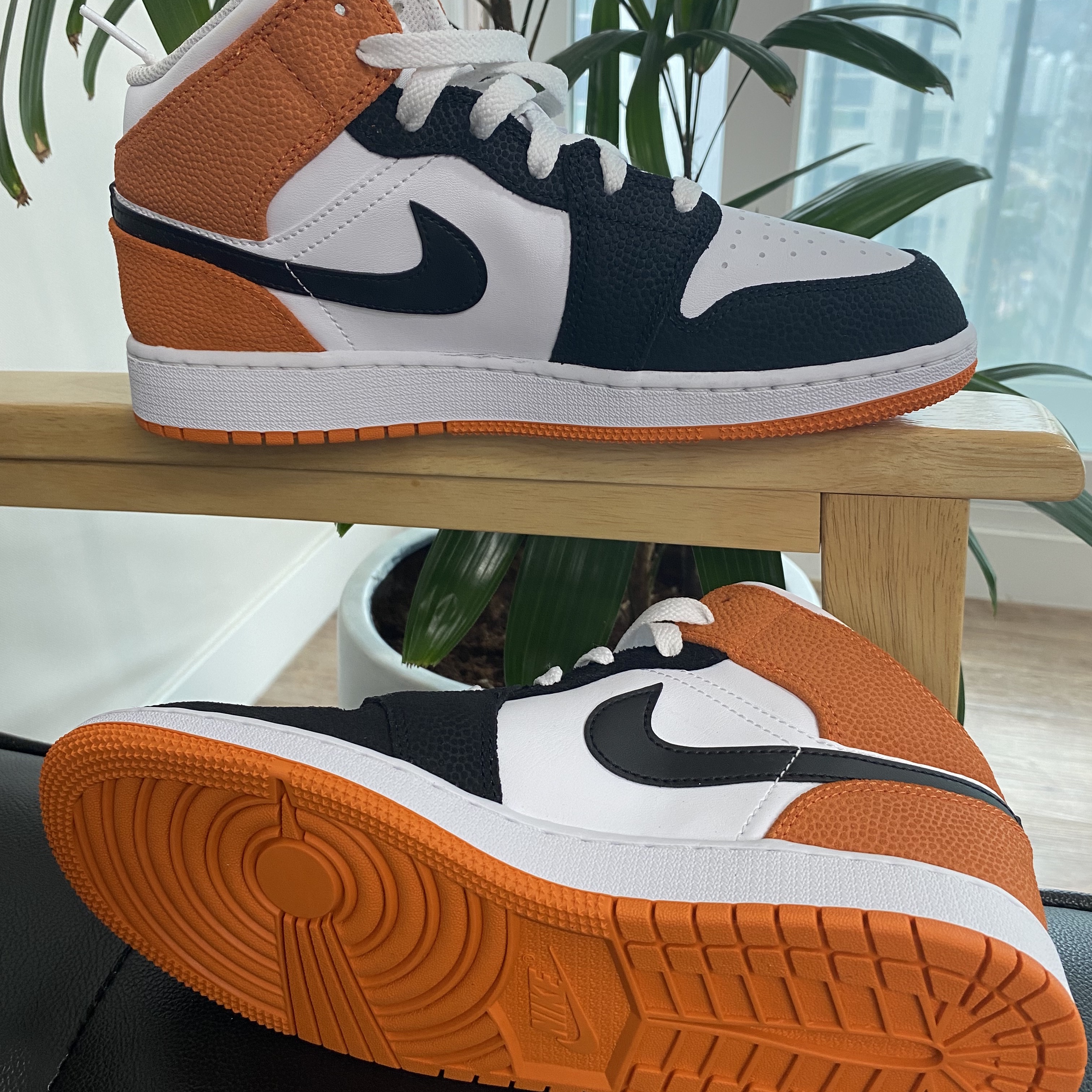 (GS) Jordan 1 Mid SE Black Starfish 착용 스타일