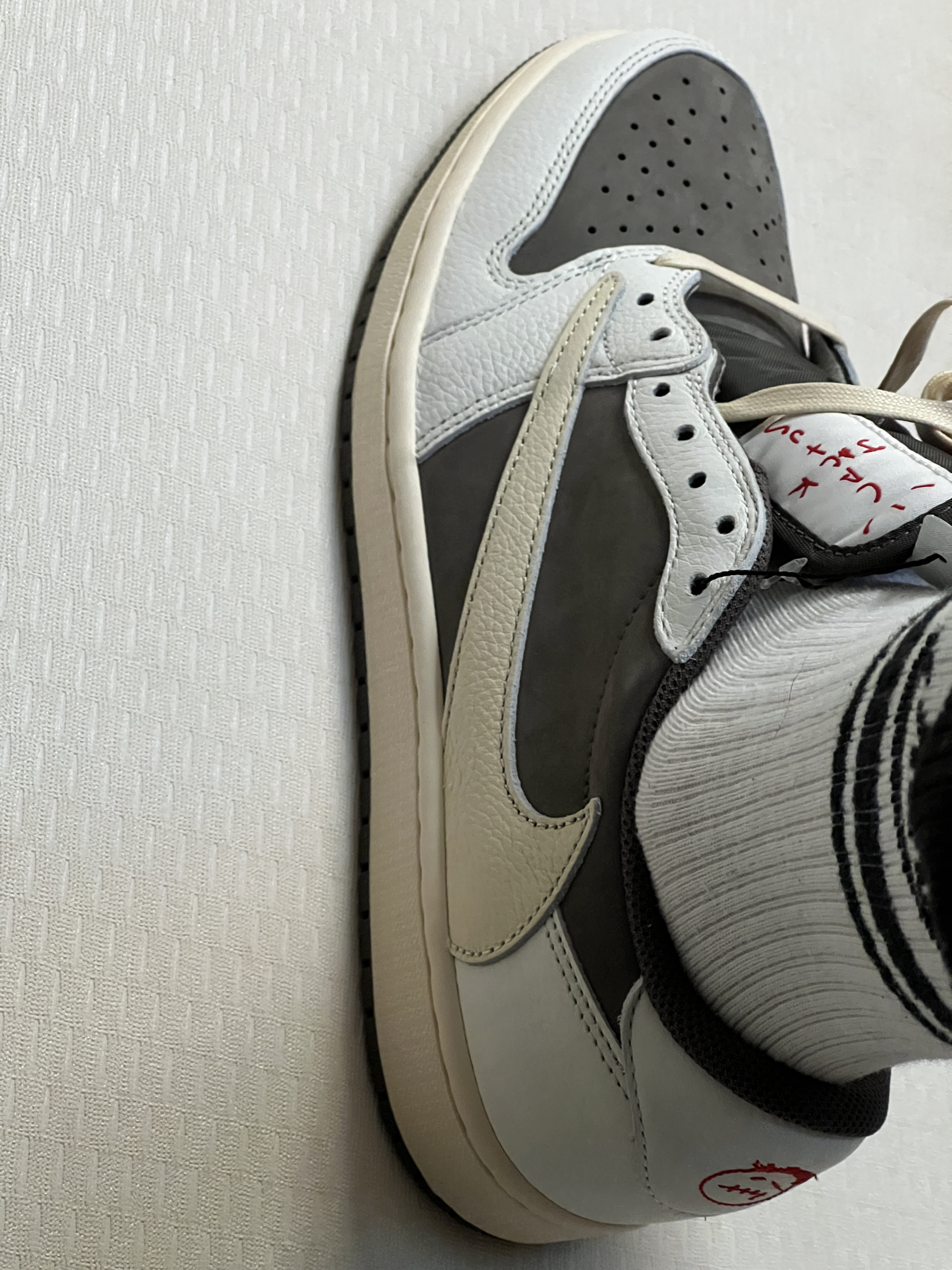 Jordan 1 x Travis Scott Retro Low OG SP Sail and Ridgerock 착용 스타일