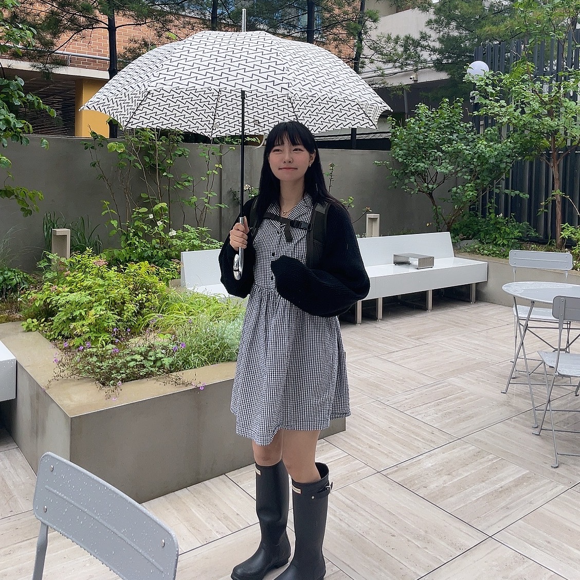 (W) Hunter Original Tall Rain Boots Black 착용 스타일 - 3