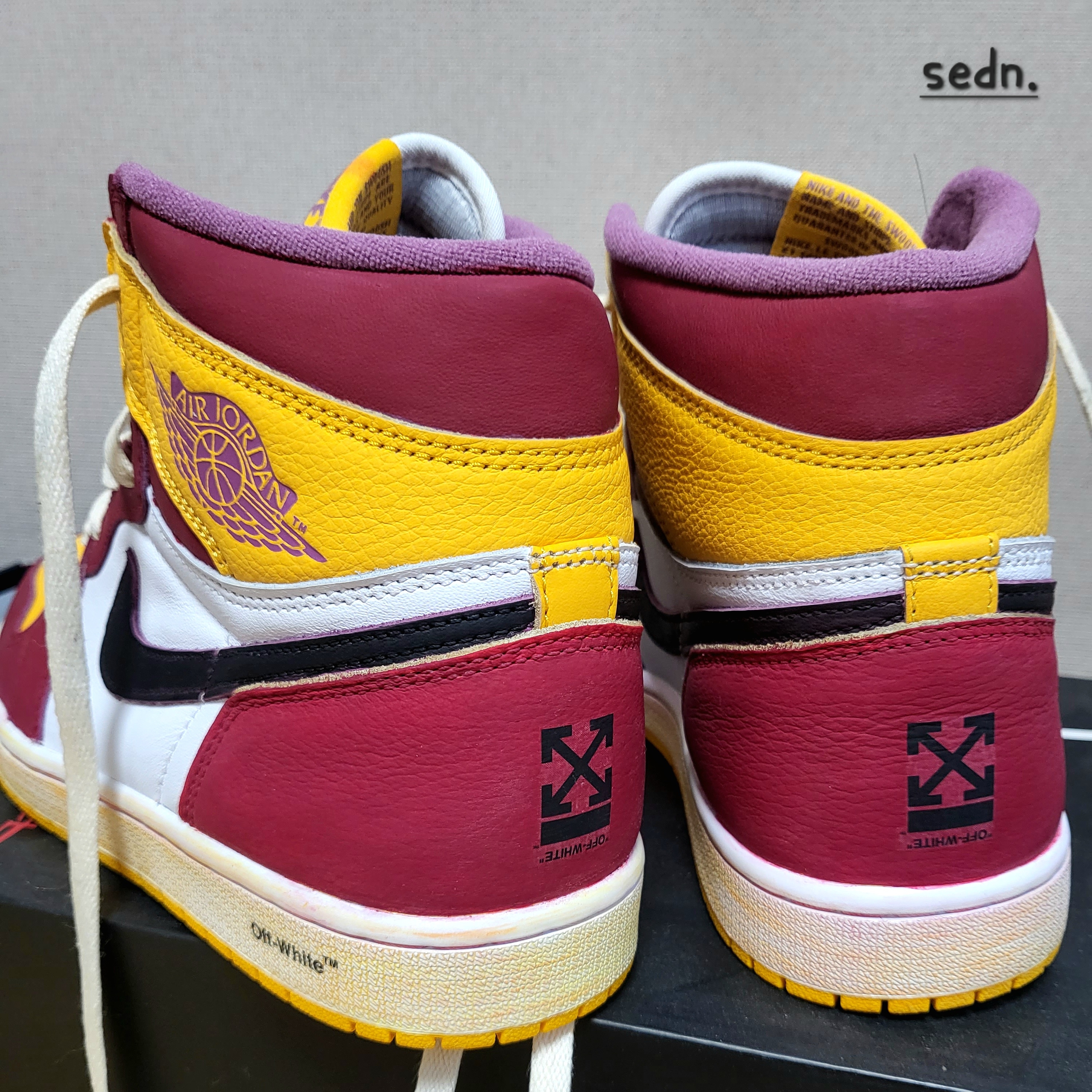 Jordan 1 Retro High OG University Gold Light Bordeaux 착용 스타일