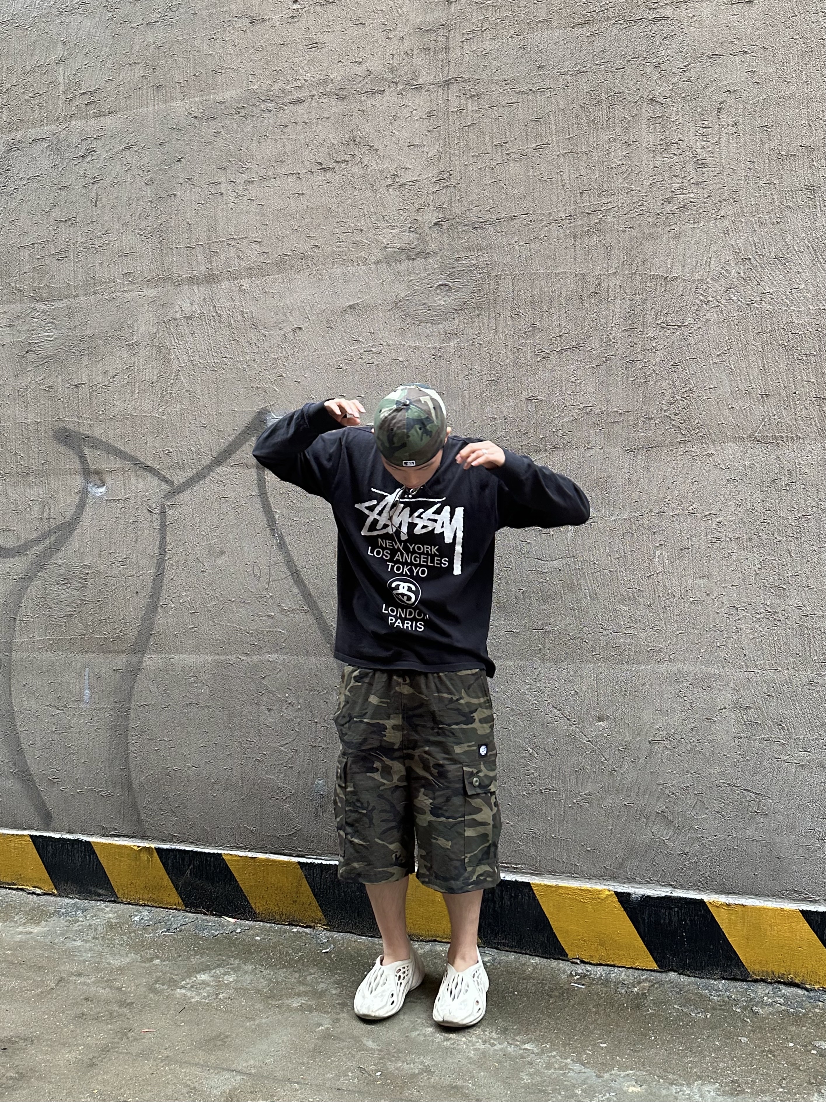Stussy World Tour LS T-Shirt Black, Adidas Yeezy Foam RNNR Sand 착용 스타일 - 1