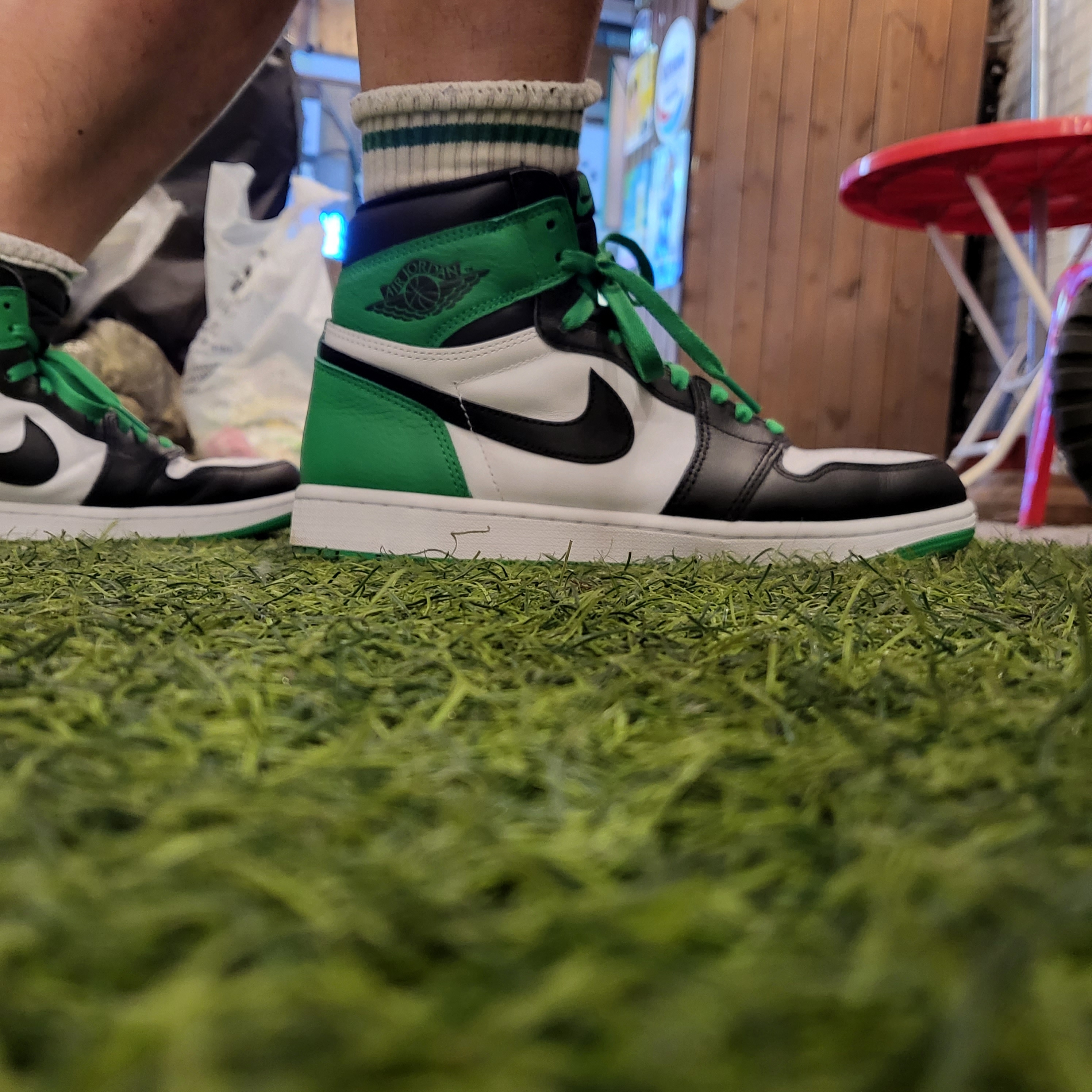 Jordan 1 Retro High OG Black and Lucky Green 착용 스타일