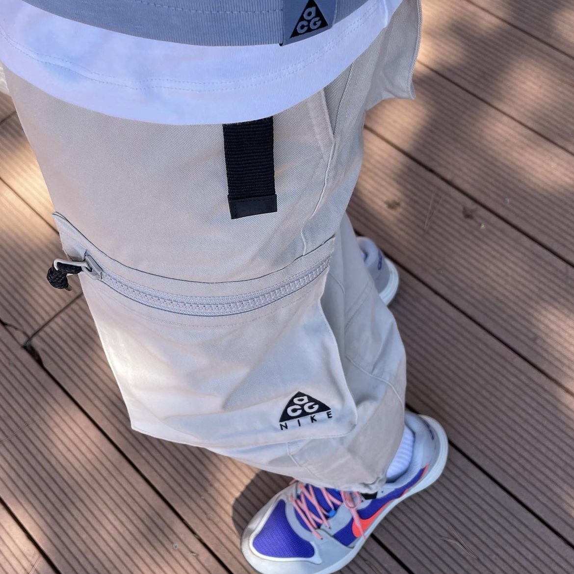 Nike ACG Lowcate Wolf Grey and Bright Crimson, (W) Nike ACG Cargo Woven Pants Moon Particle - US/EU 착용 스타일