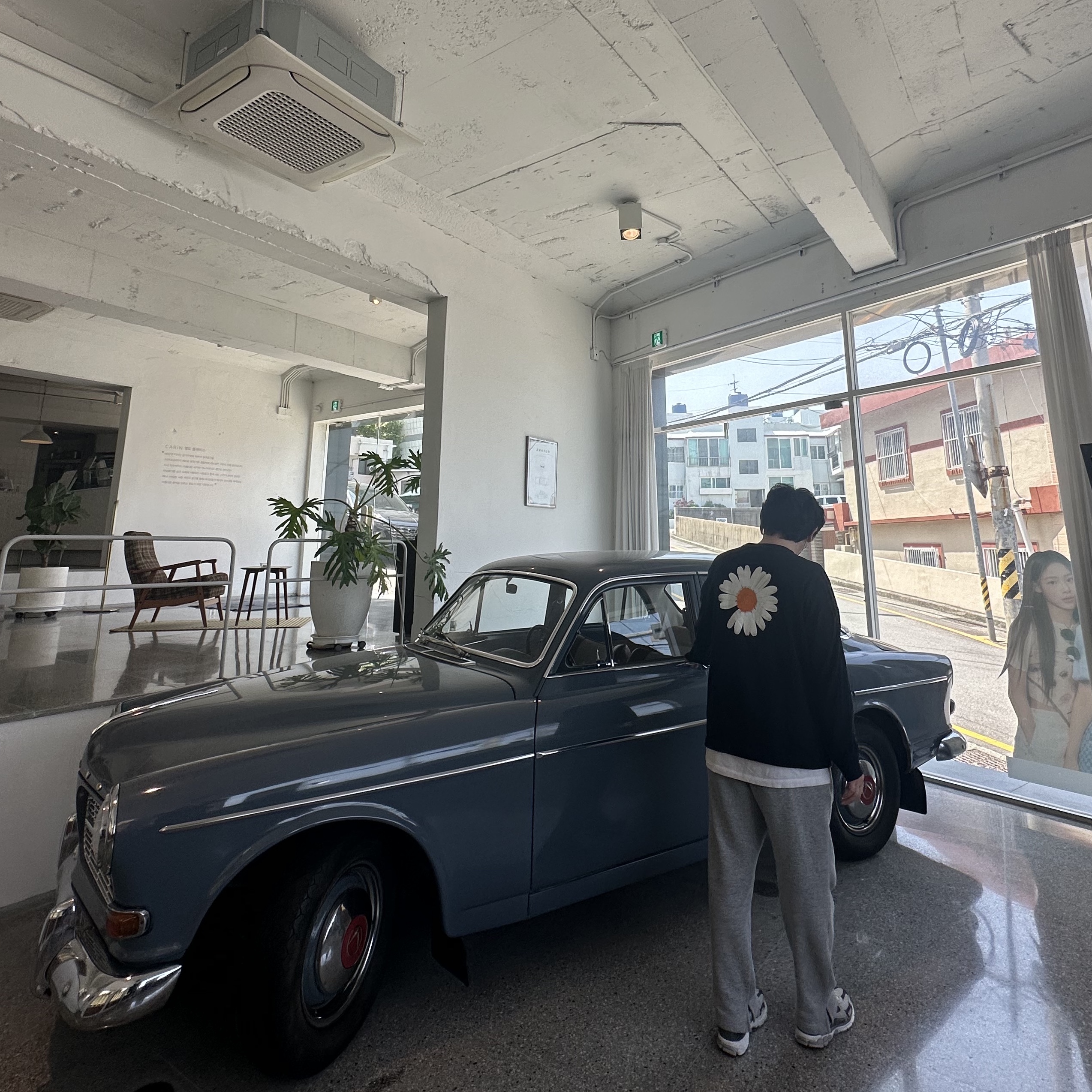 나이키 줌 보메로 5 프리미엄 라이트 아이언 오어 앤 플랫 퓨터, 나이키 x 피스마이너스원 롱슬리브 티셔츠 블랙 (DR0098-010) 착용 스타일 - 2