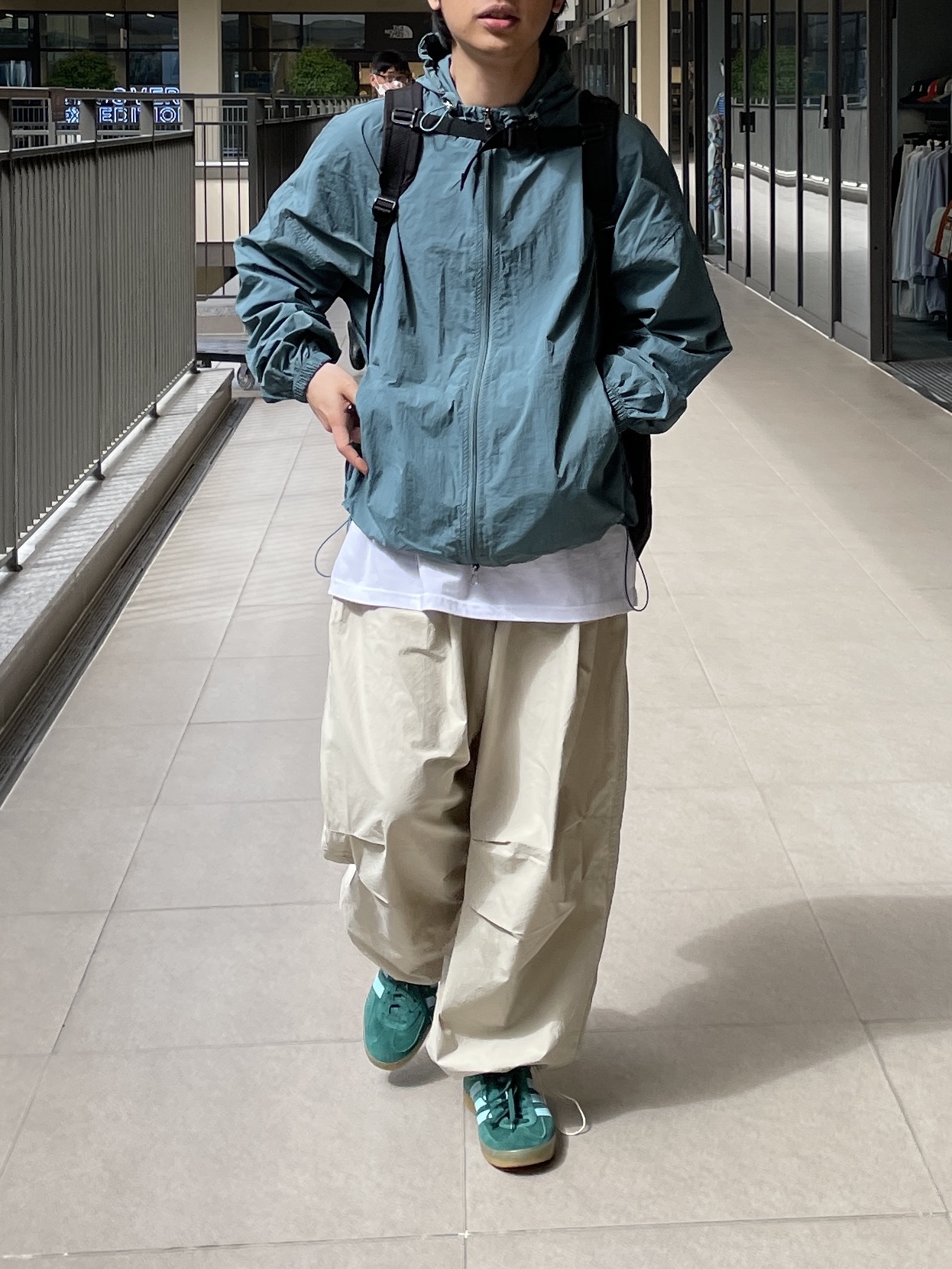 아디다스 가젤 인도어 컬리지에이트 그린 헤이지 스카이 착용 스타일 - 2