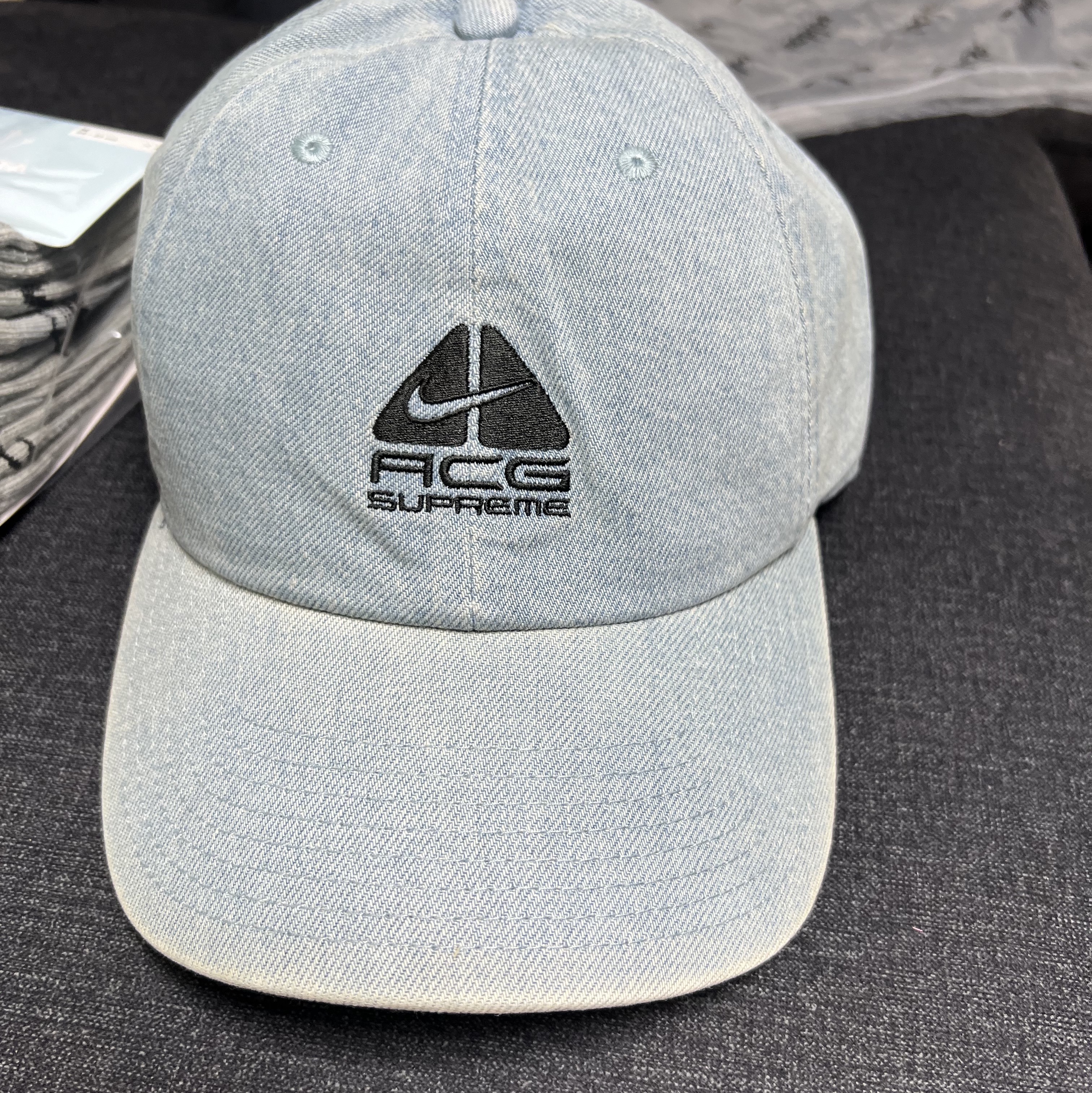 Supreme x Nike ACG Denim 6-Panel Washed Blue - 22FW, Nike x Drake Nocta Crew Socks Multi Color (3 Pack) 착용 스타일 - 2