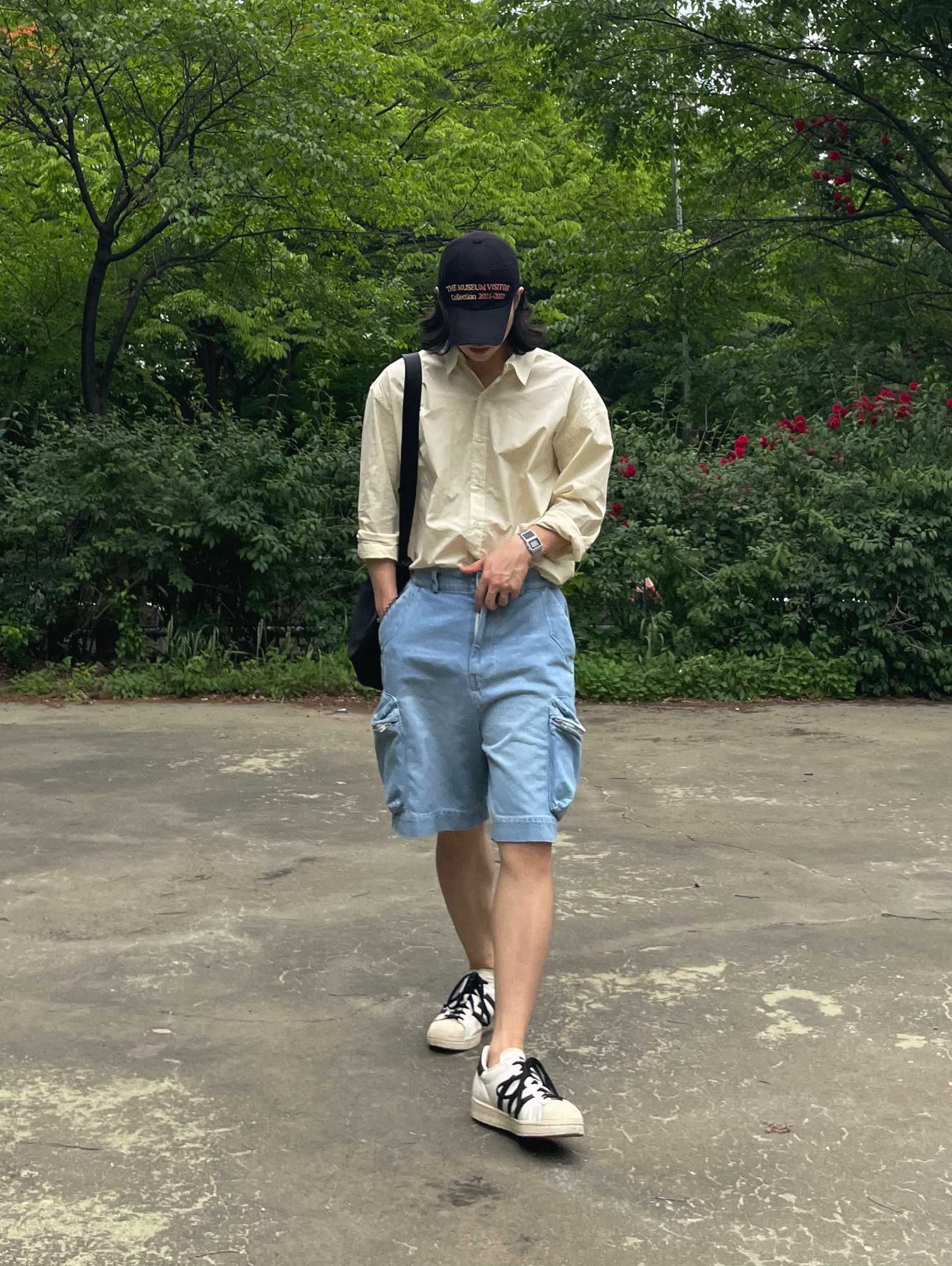 아디다스 x 앙드레 사라이바 슈퍼스타 크림 화이트 코어 블랙, 더뮤지엄비지터 스프레이드 볼캡 블랙 착용 스타일 - 3